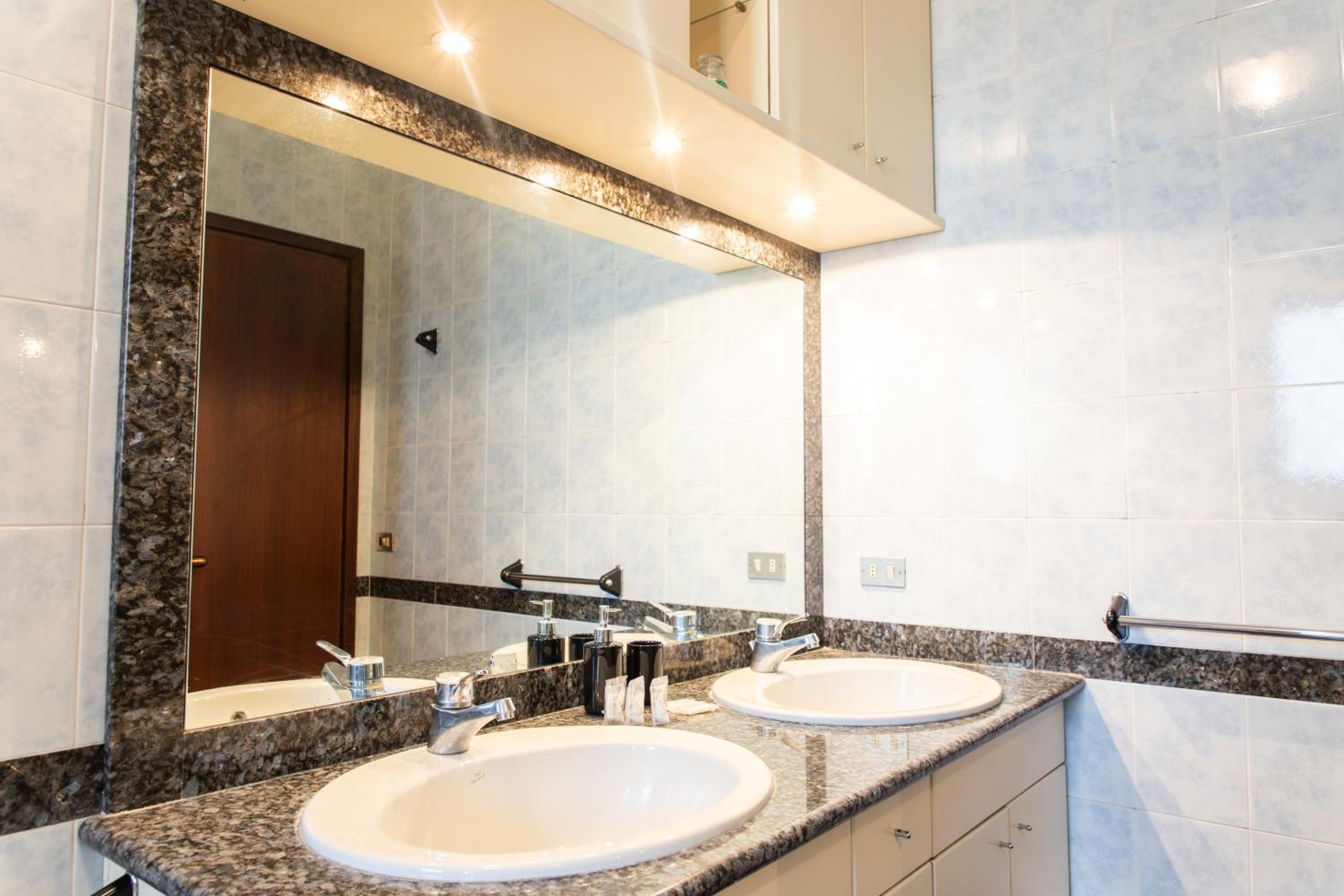 Ampio appartamento con terrazzo, 3 camere e 2 bagni a 2 passi dalla metro
