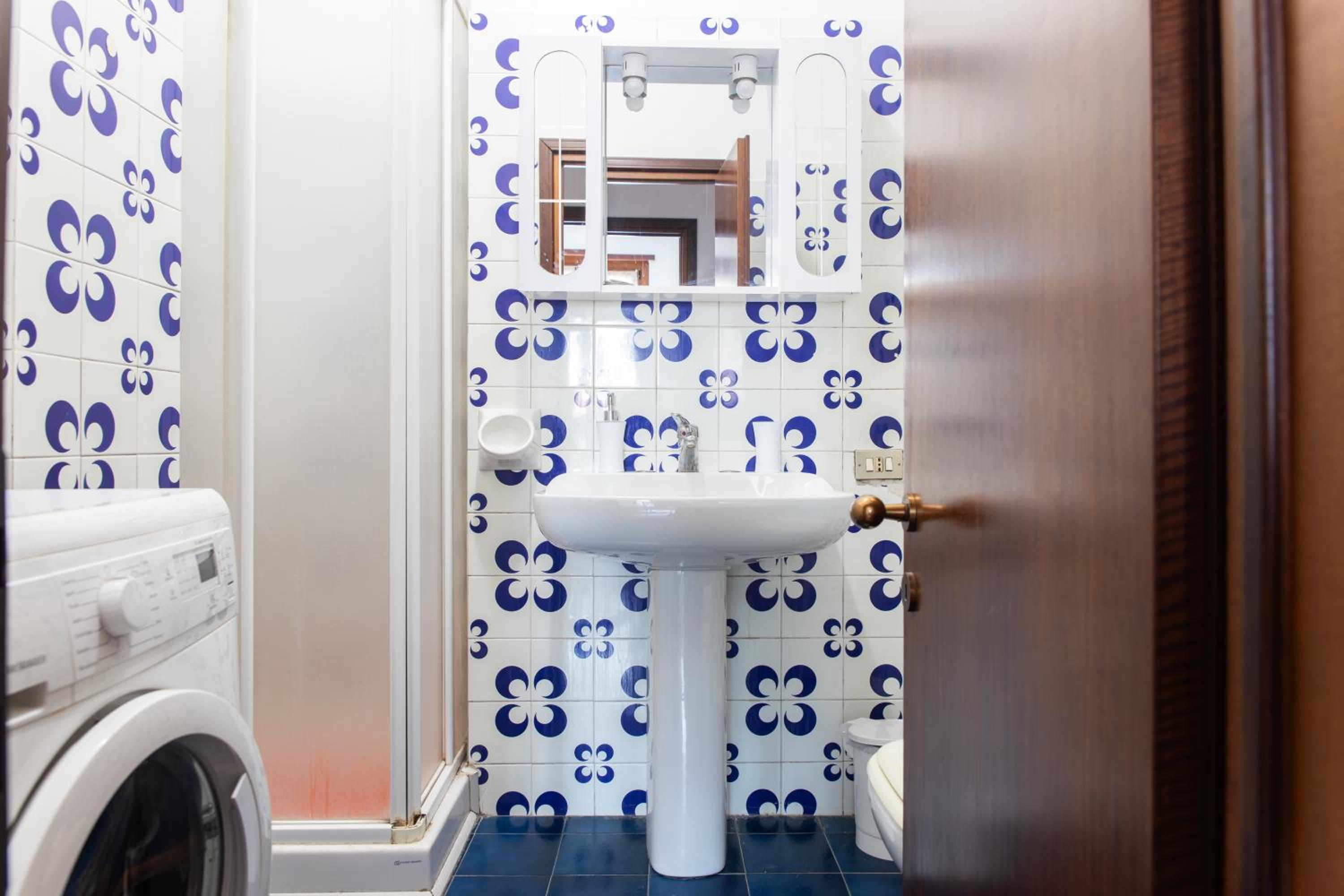 Ampio appartamento con terrazzo, 3 camere e 2 bagni a 2 passi dalla metro