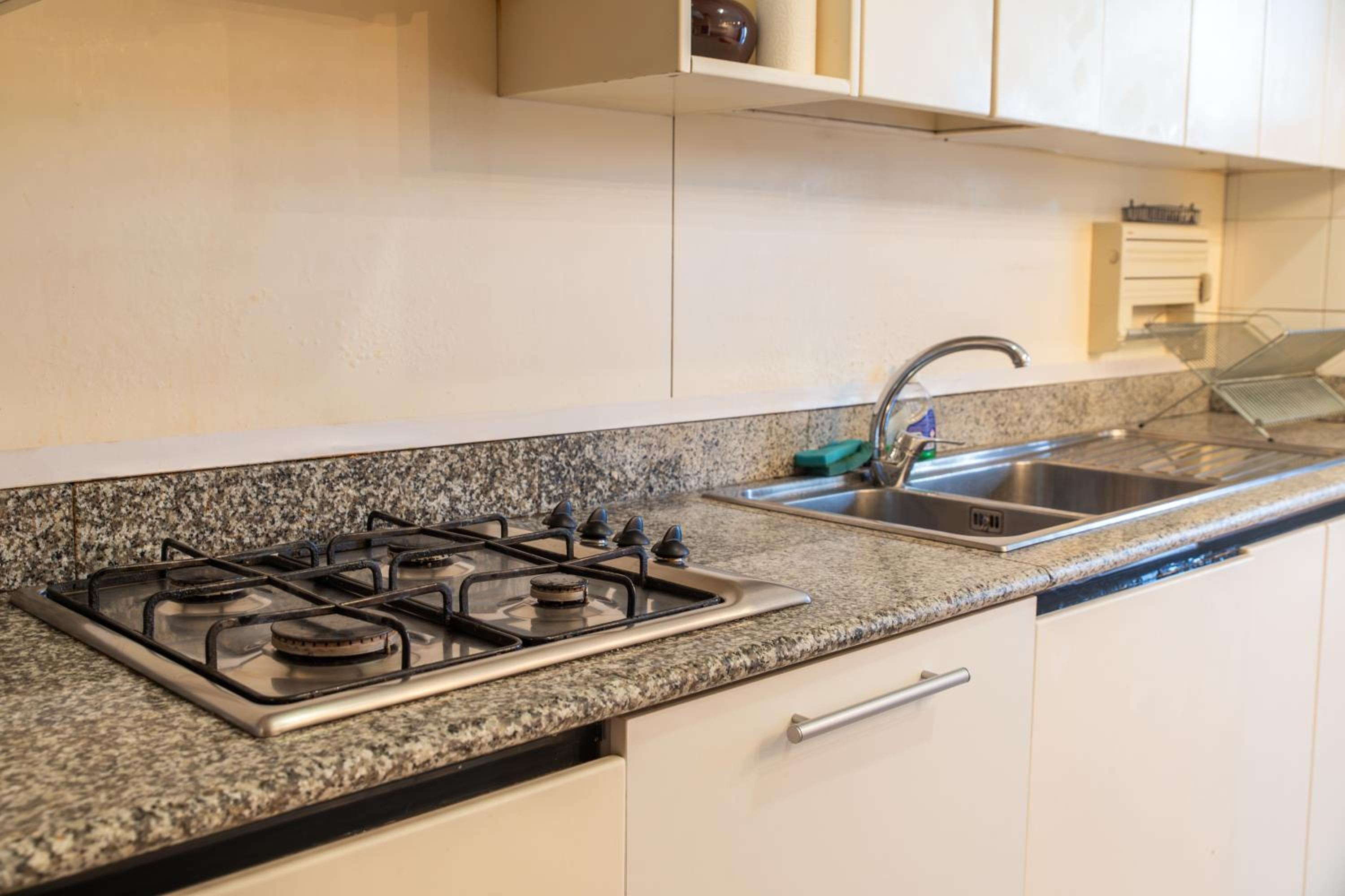 Ampio appartamento con terrazzo, 3 camere e 2 bagni a 2 passi dalla metro