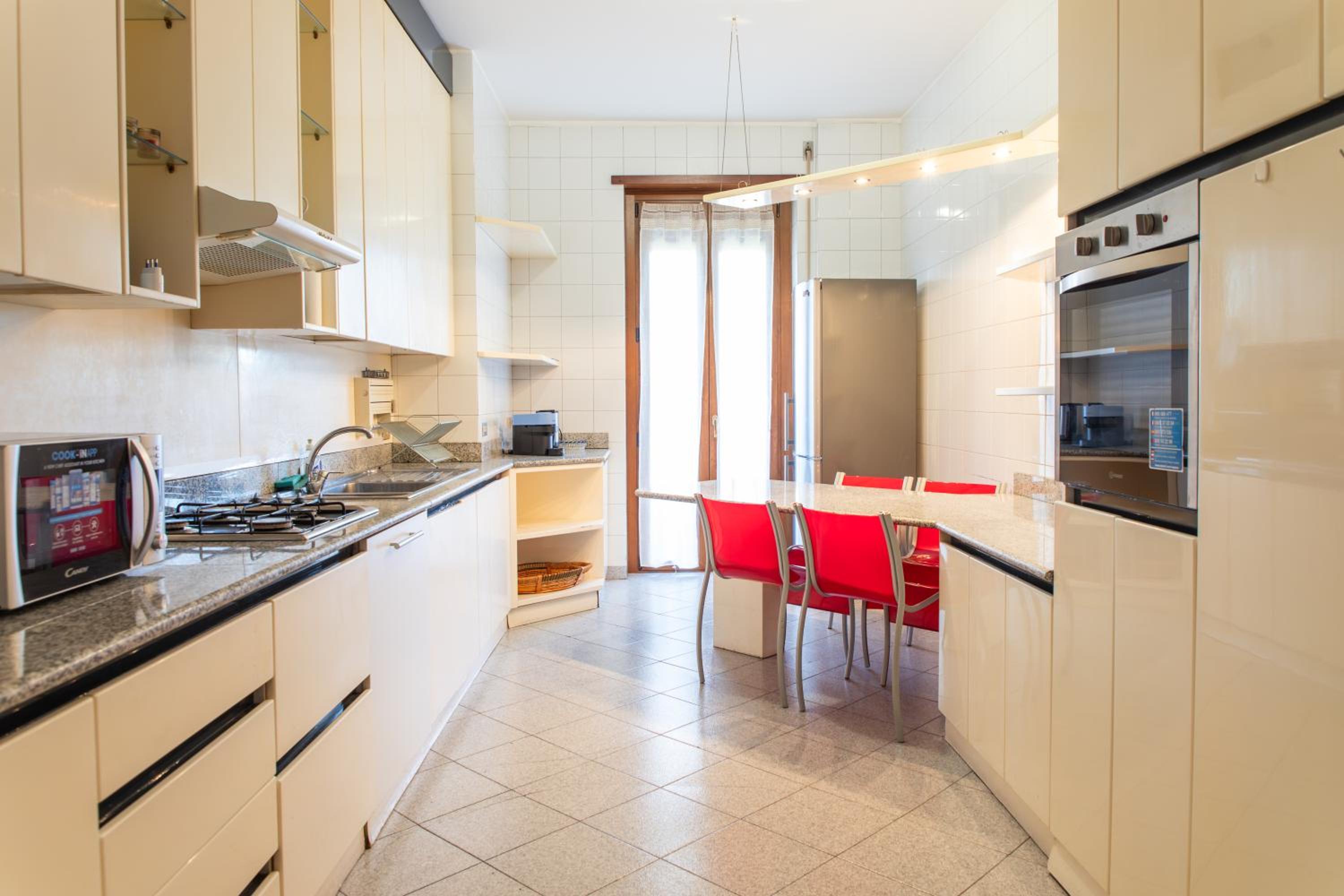 Ampio appartamento con terrazzo, 3 camere e 2 bagni a 2 passi dalla metro