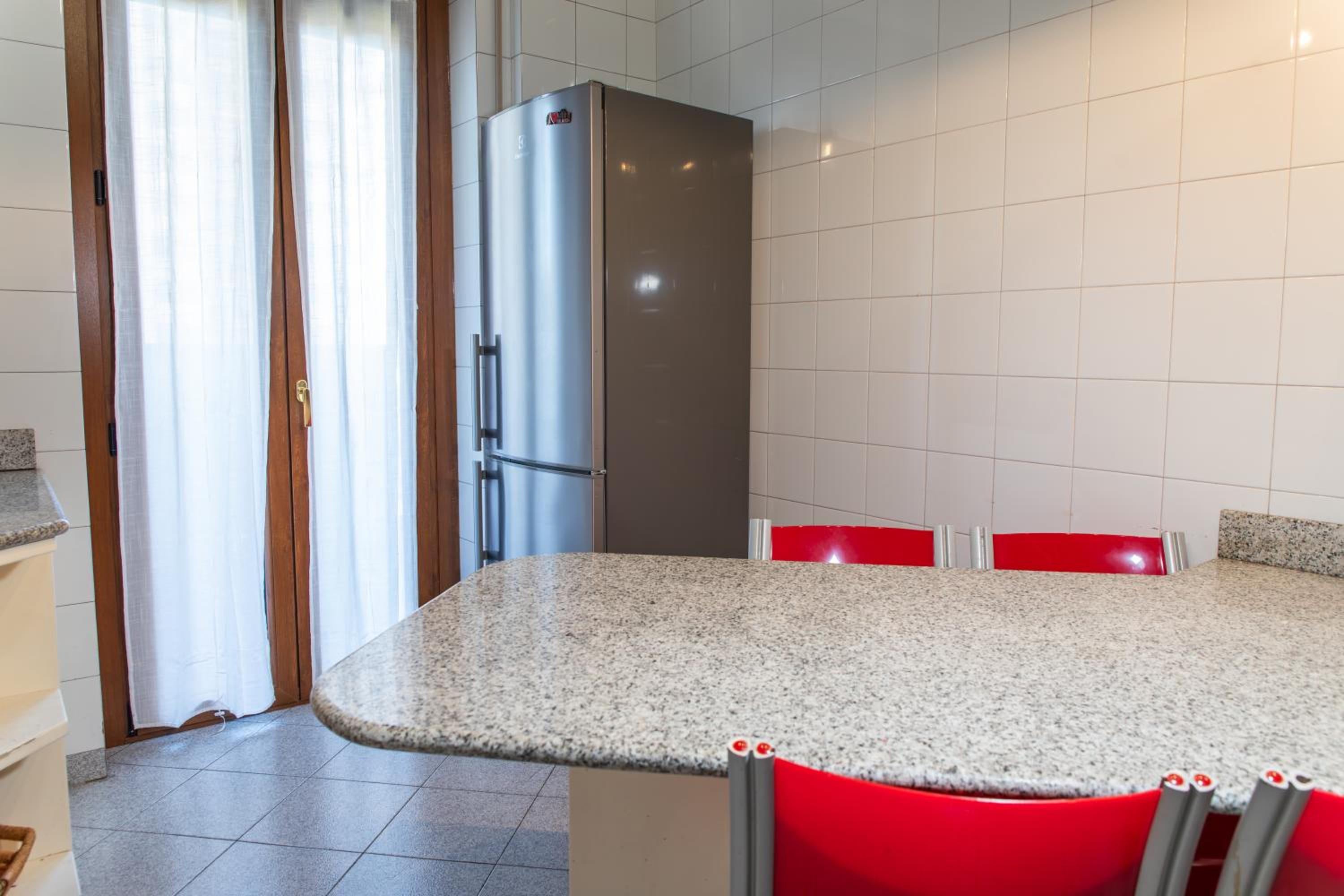 Ampio appartamento con terrazzo, 3 camere e 2 bagni a 2 passi dalla metro