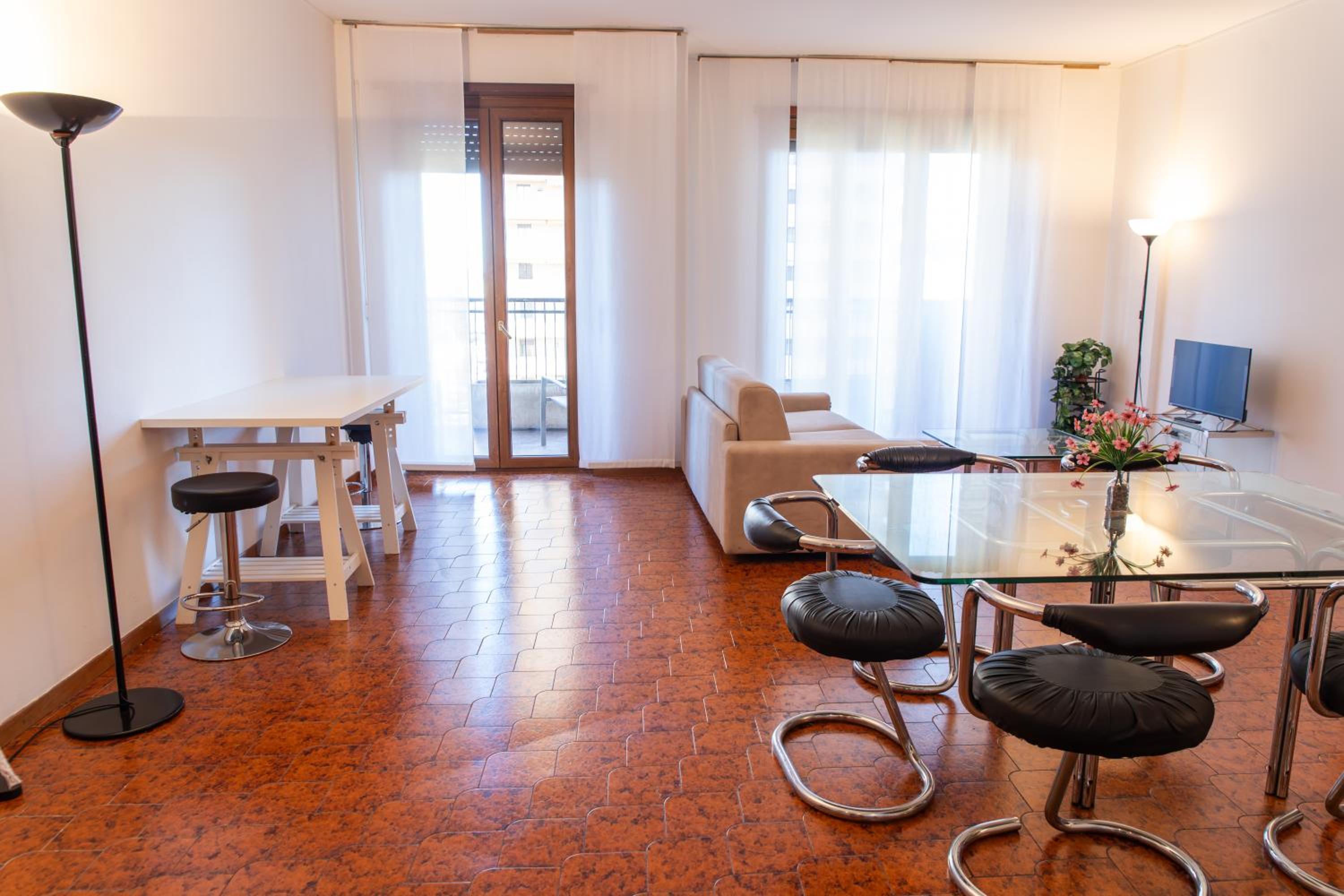 Ampio appartamento con terrazzo, 3 camere e 2 bagni a 2 passi dalla metro
