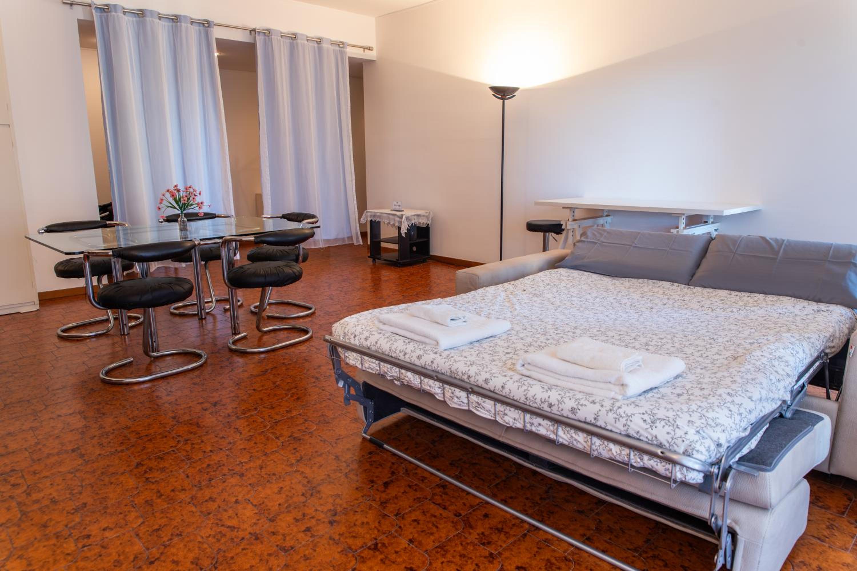 Ampio appartamento con terrazzo, 3 camere e 2 bagni a 2 passi dalla metro