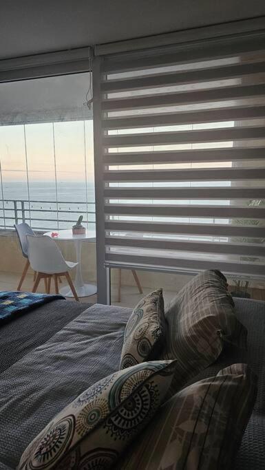 Frente a la playa. Vista al mar.