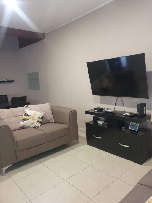Casa llena de vida y buena vibra con las amenidades necesarias para que pases una estancia de 10! view 2
