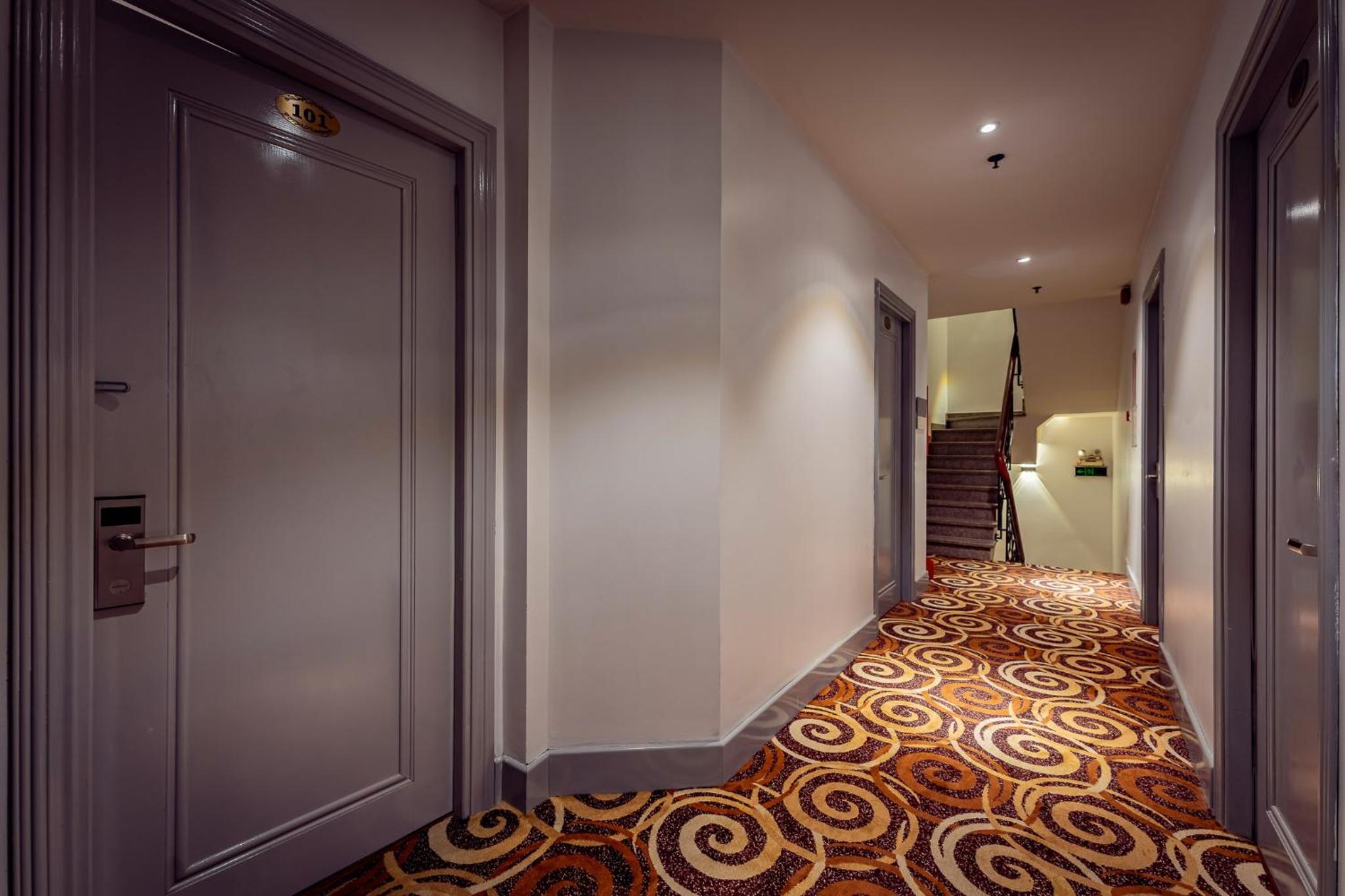 Golden Star Apartment & Hotel