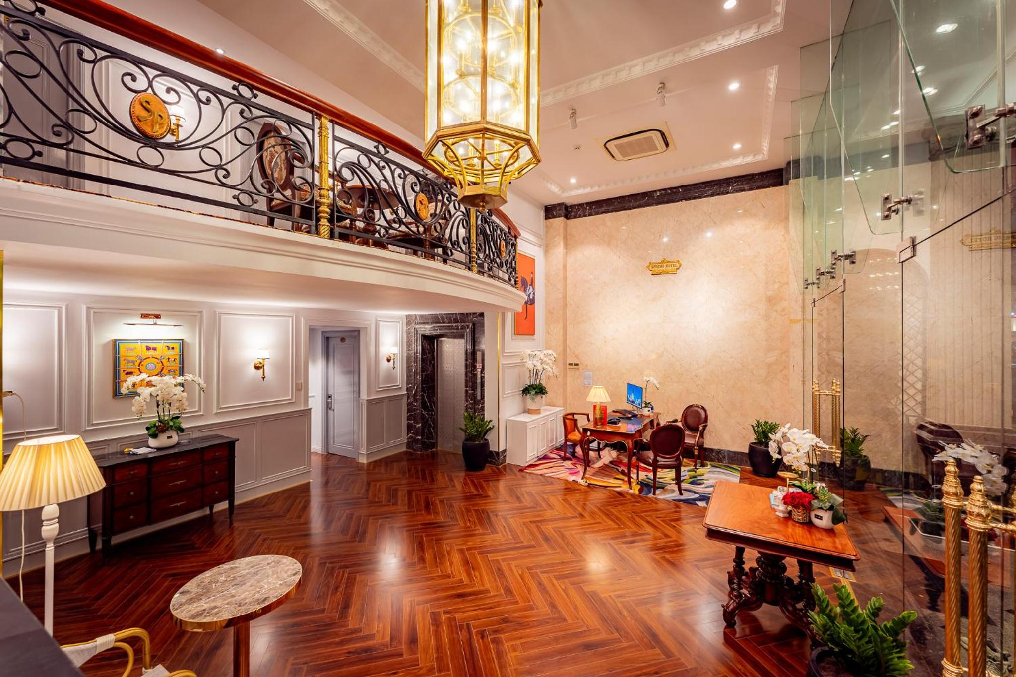 Golden Star Apartment & Hotel