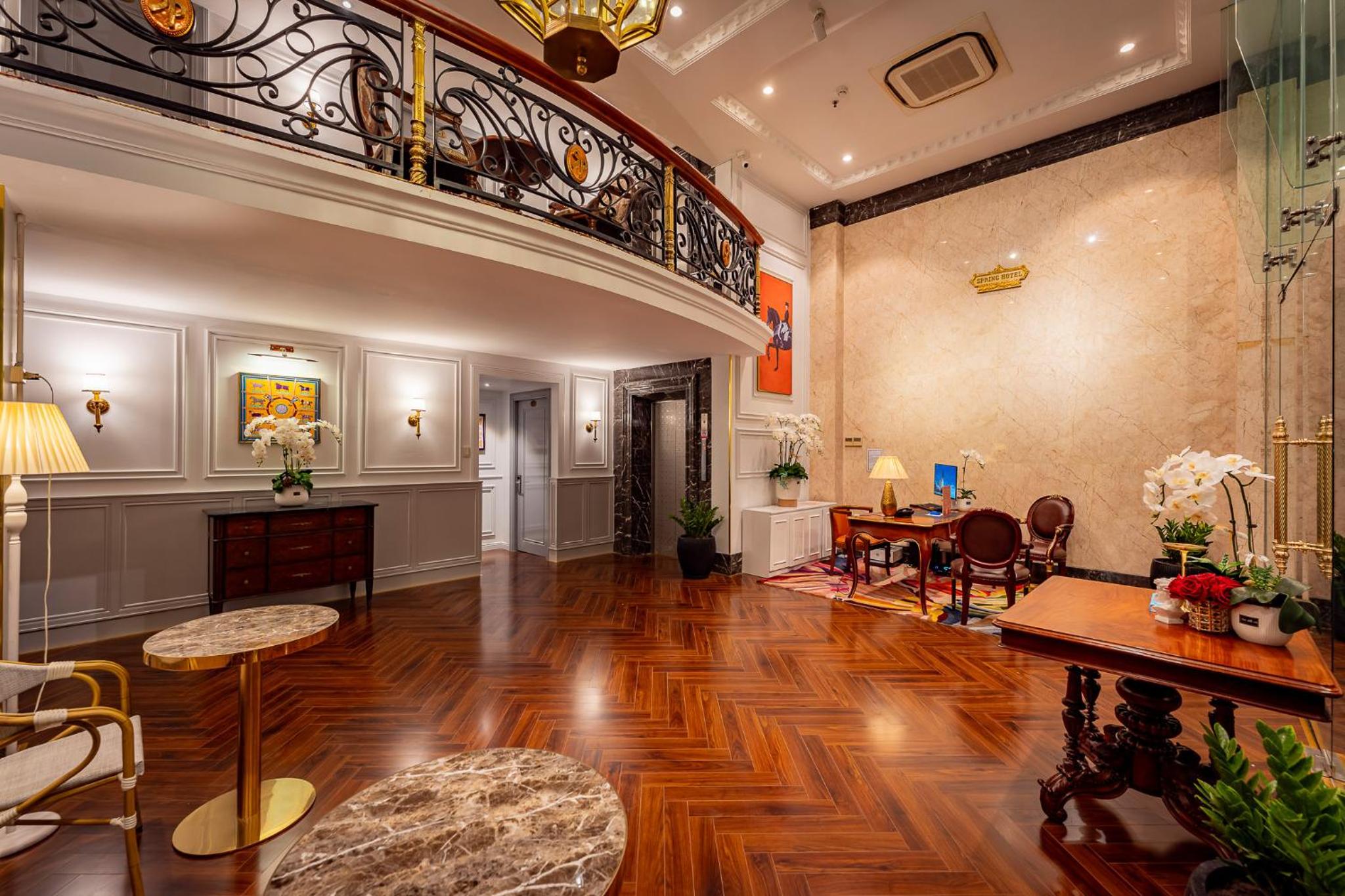 Golden Star Apartment & Hotel