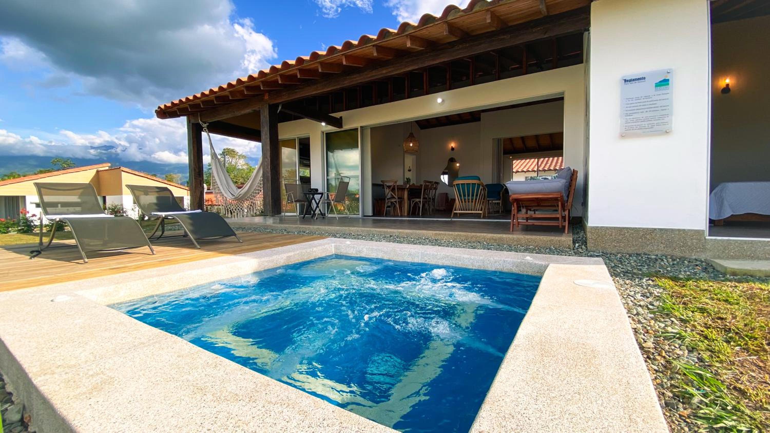 Casa Campestre en zona exclusiva con Jacuzzi, a 10 min del aeropuerto, 20 min parque del café, WiFi, parqueadero privado, vigilancia 24 hrs y amplias zonas