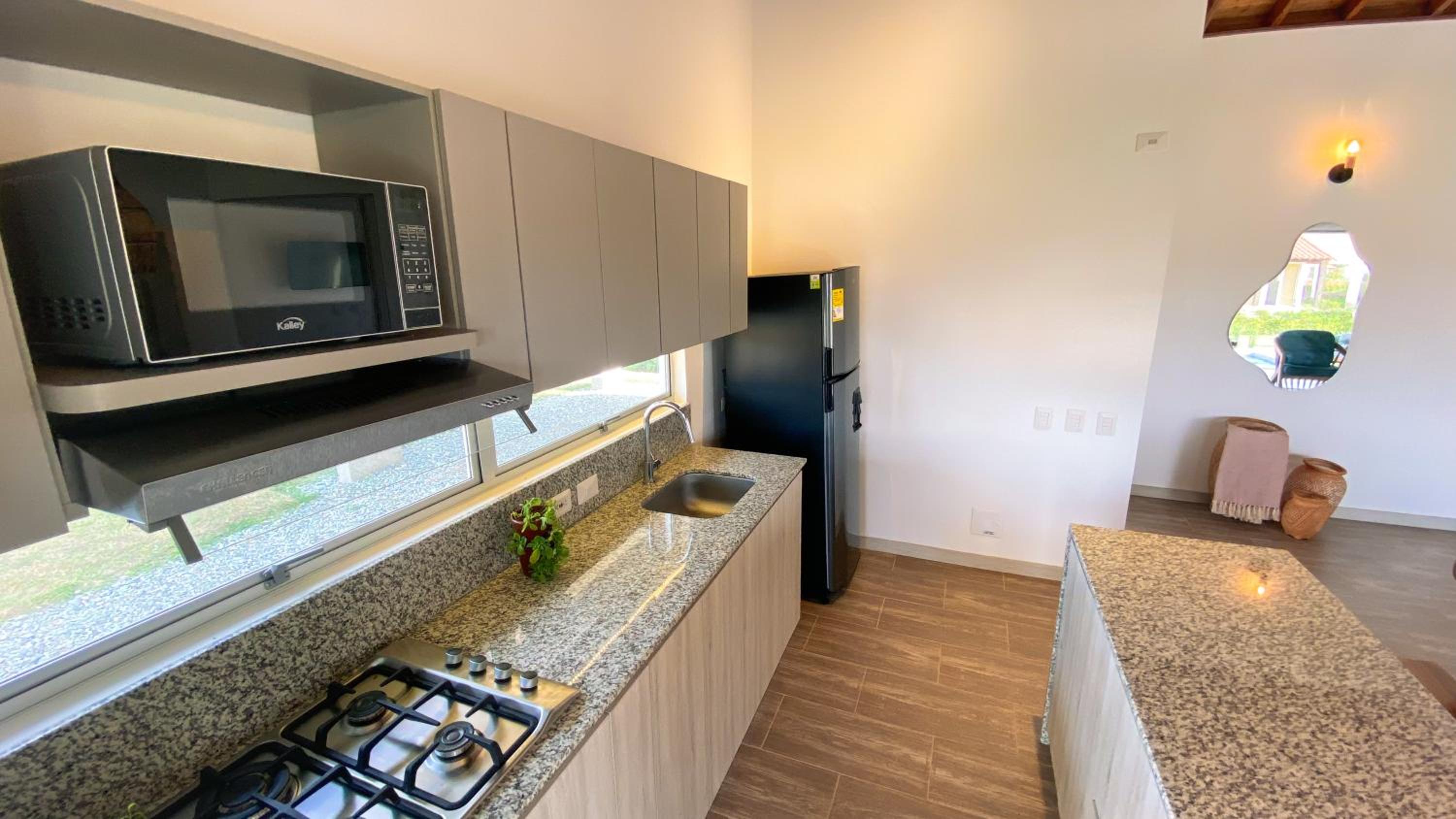 Casa Campestre en zona exclusiva con Jacuzzi, a 10 min del aeropuerto, 20 min parque del café, WiFi, parqueadero privado, vigilancia 24 hrs y amplias zonas