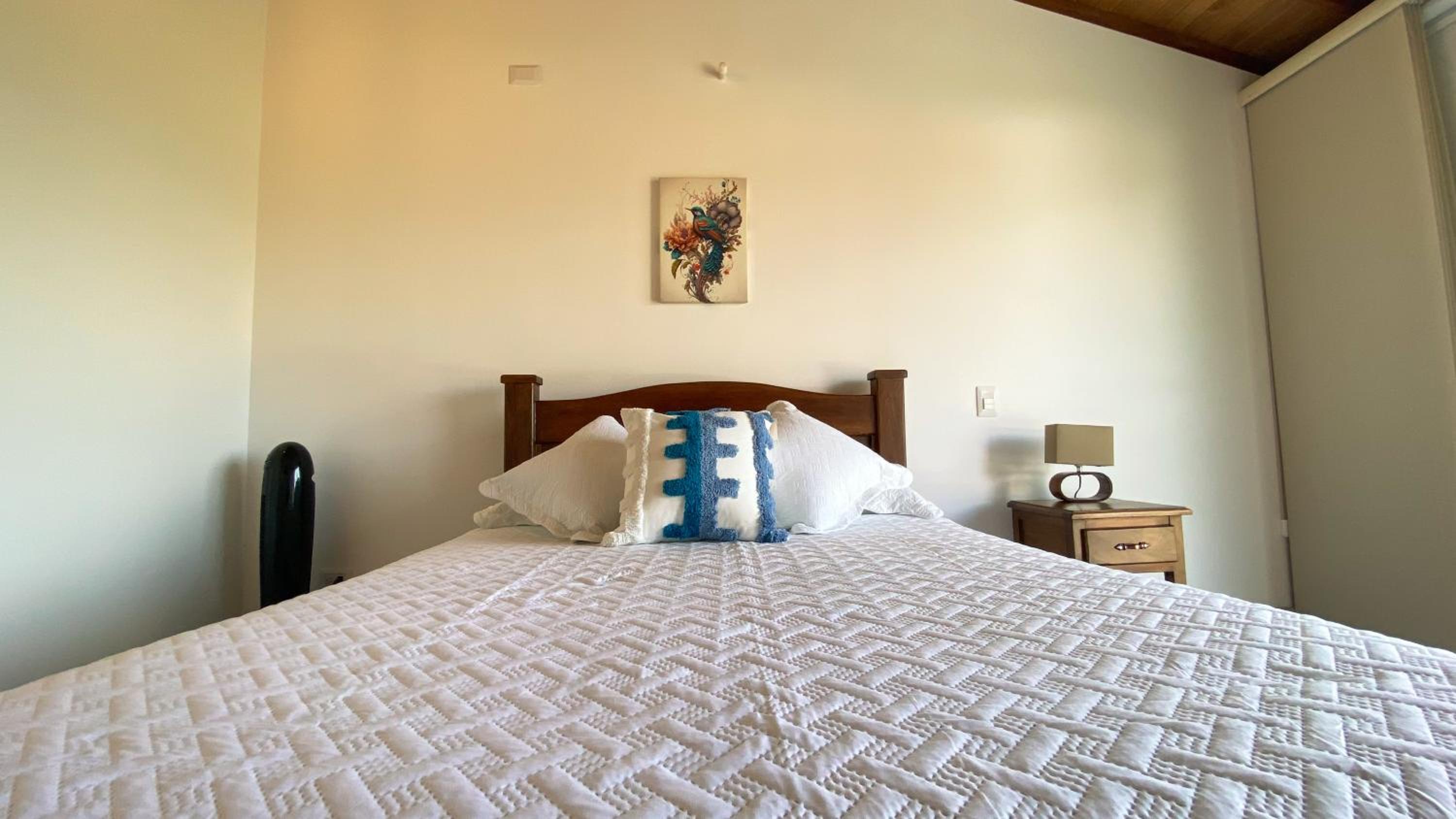 Casa Campestre en zona exclusiva con Jacuzzi, a 10 min del aeropuerto, 20 min parque del café, WiFi, parqueadero privado, vigilancia 24 hrs y amplias zonas