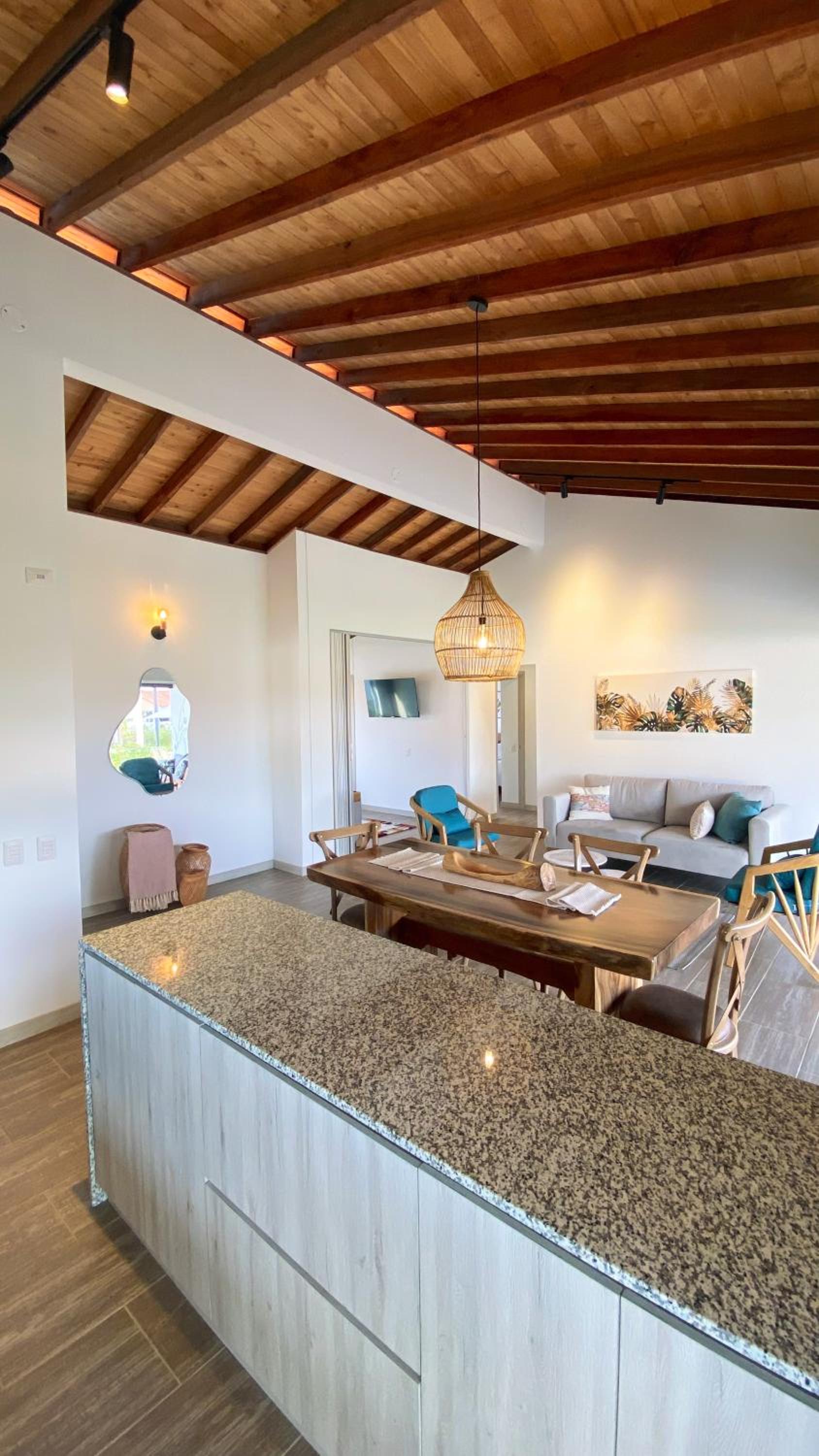 Casa Campestre en zona exclusiva con Jacuzzi, a 10 min del aeropuerto, 20 min parque del café, WiFi, parqueadero privado, vigilancia 24 hrs y amplias zonas