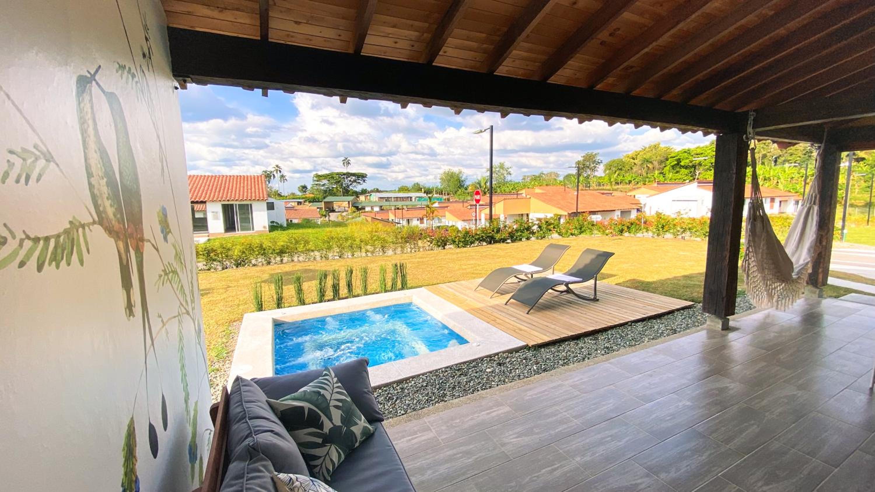 Casa Campestre en zona exclusiva con Jacuzzi, a 10 min del aeropuerto, 20 min parque del café, WiFi, parqueadero privado, vigilancia 24 hrs y amplias zonas