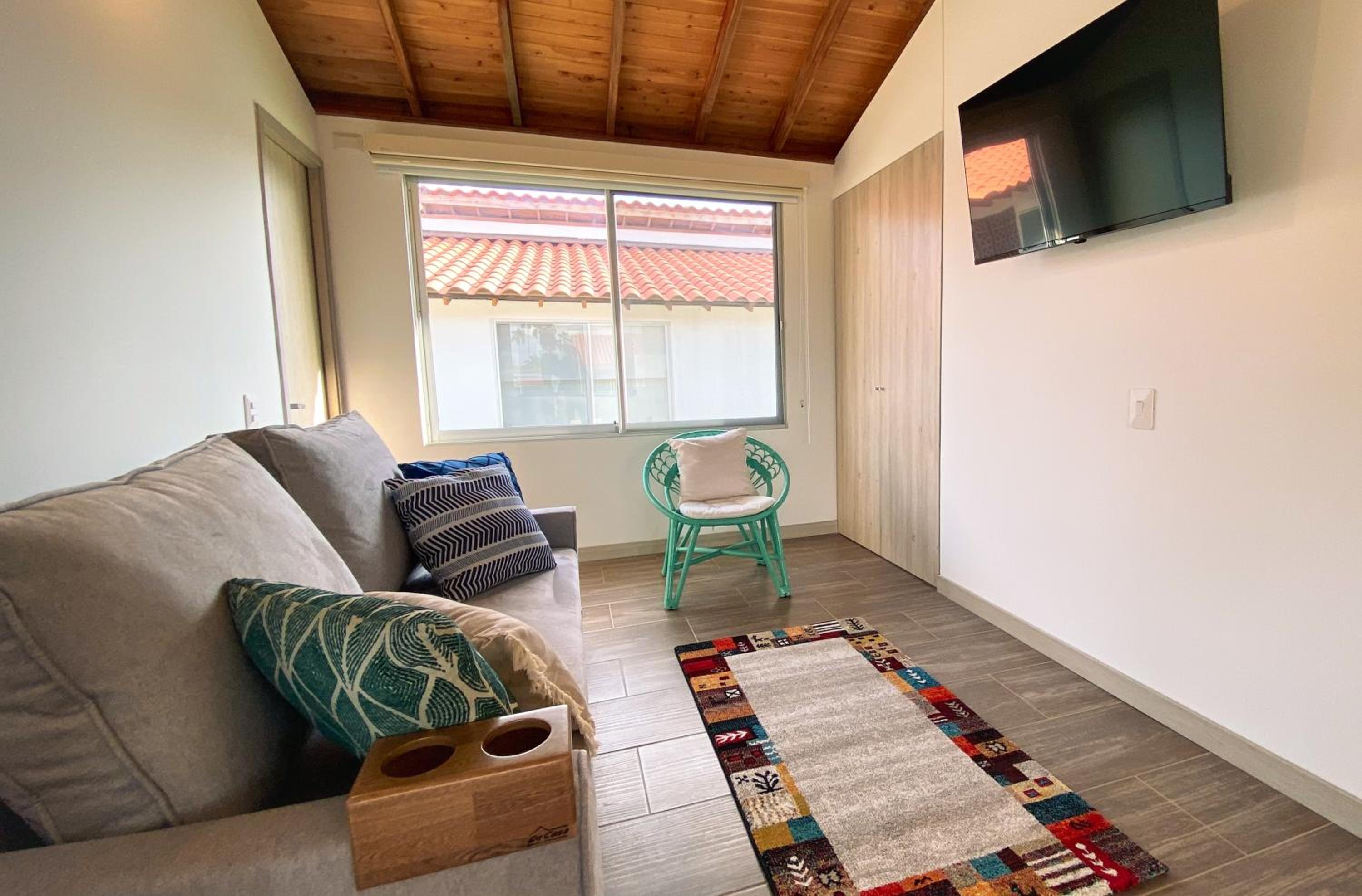 Casa Campestre en zona exclusiva con Jacuzzi, a 10 min del aeropuerto, 20 min parque del café, WiFi, parqueadero privado, vigilancia 24 hrs y amplias zonas