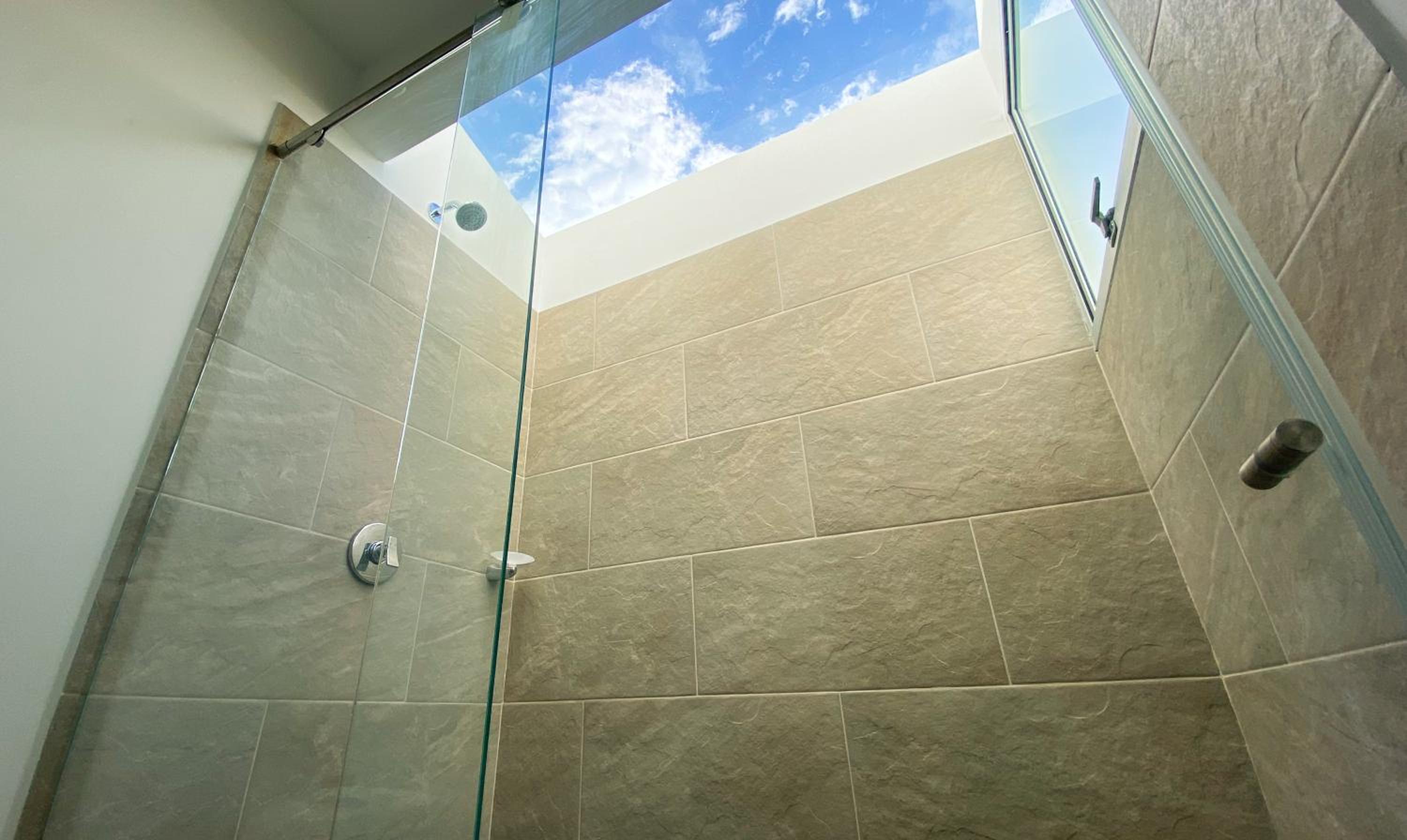 Casa Campestre en zona exclusiva con Jacuzzi, a 10 min del aeropuerto, 20 min parque del café, WiFi, parqueadero privado, vigilancia 24 hrs y amplias zonas