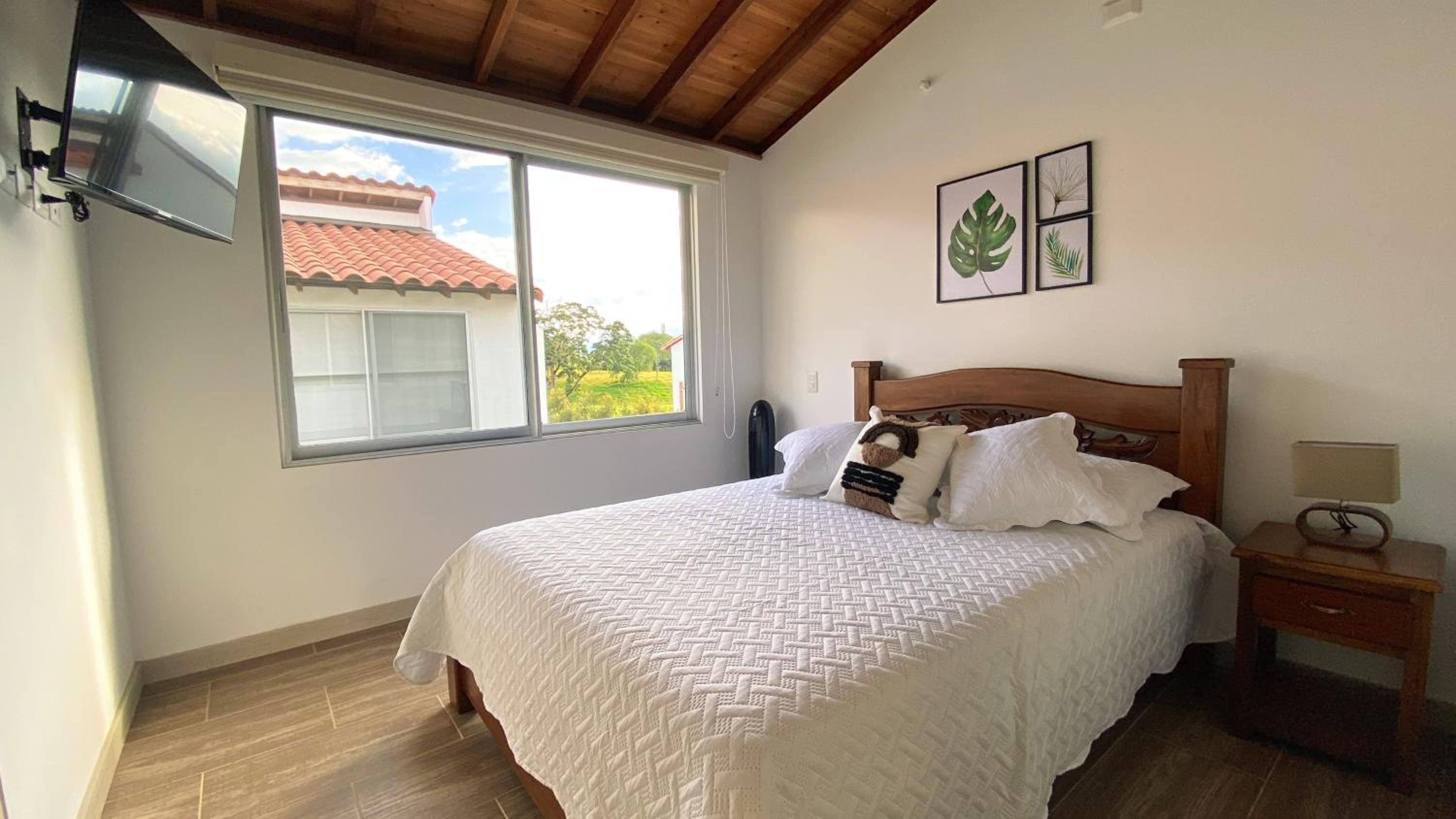Casa Campestre en zona exclusiva con Jacuzzi, a 10 min del aeropuerto, 20 min parque del café, WiFi, parqueadero privado, vigilancia 24 hrs y amplias zonas