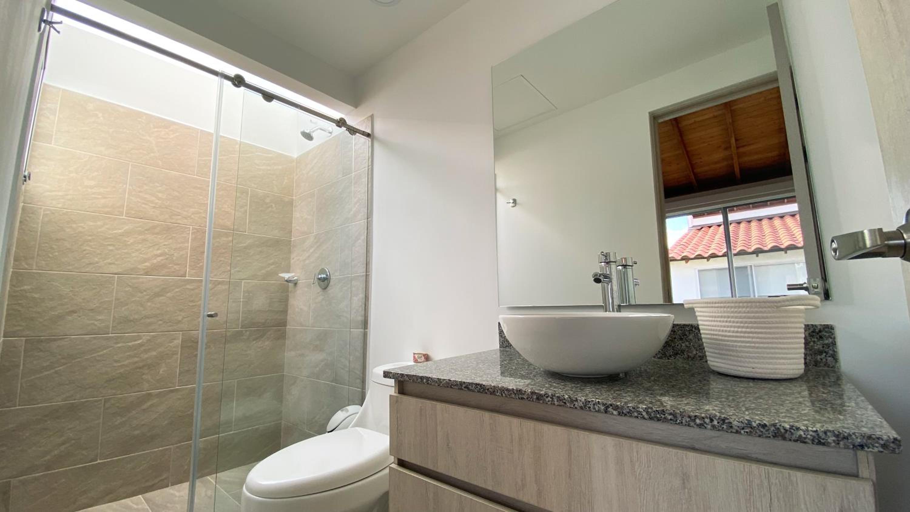 Casa Campestre en zona exclusiva con Jacuzzi, a 10 min del aeropuerto, 20 min parque del café, WiFi, parqueadero privado, vigilancia 24 hrs y amplias zonas