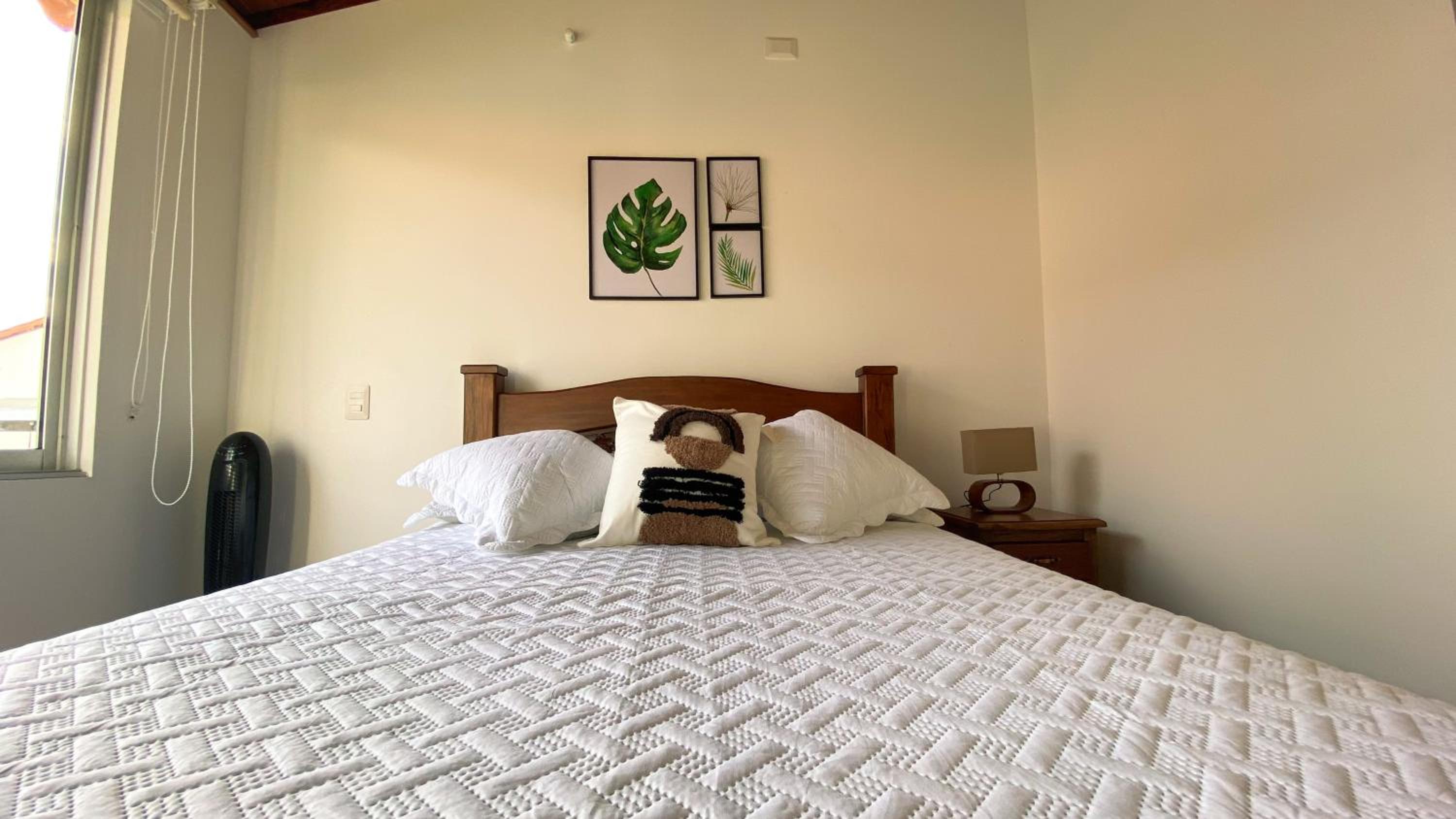 Casa Campestre en zona exclusiva con Jacuzzi, a 10 min del aeropuerto, 20 min parque del café, WiFi, parqueadero privado, vigilancia 24 hrs y amplias zonas