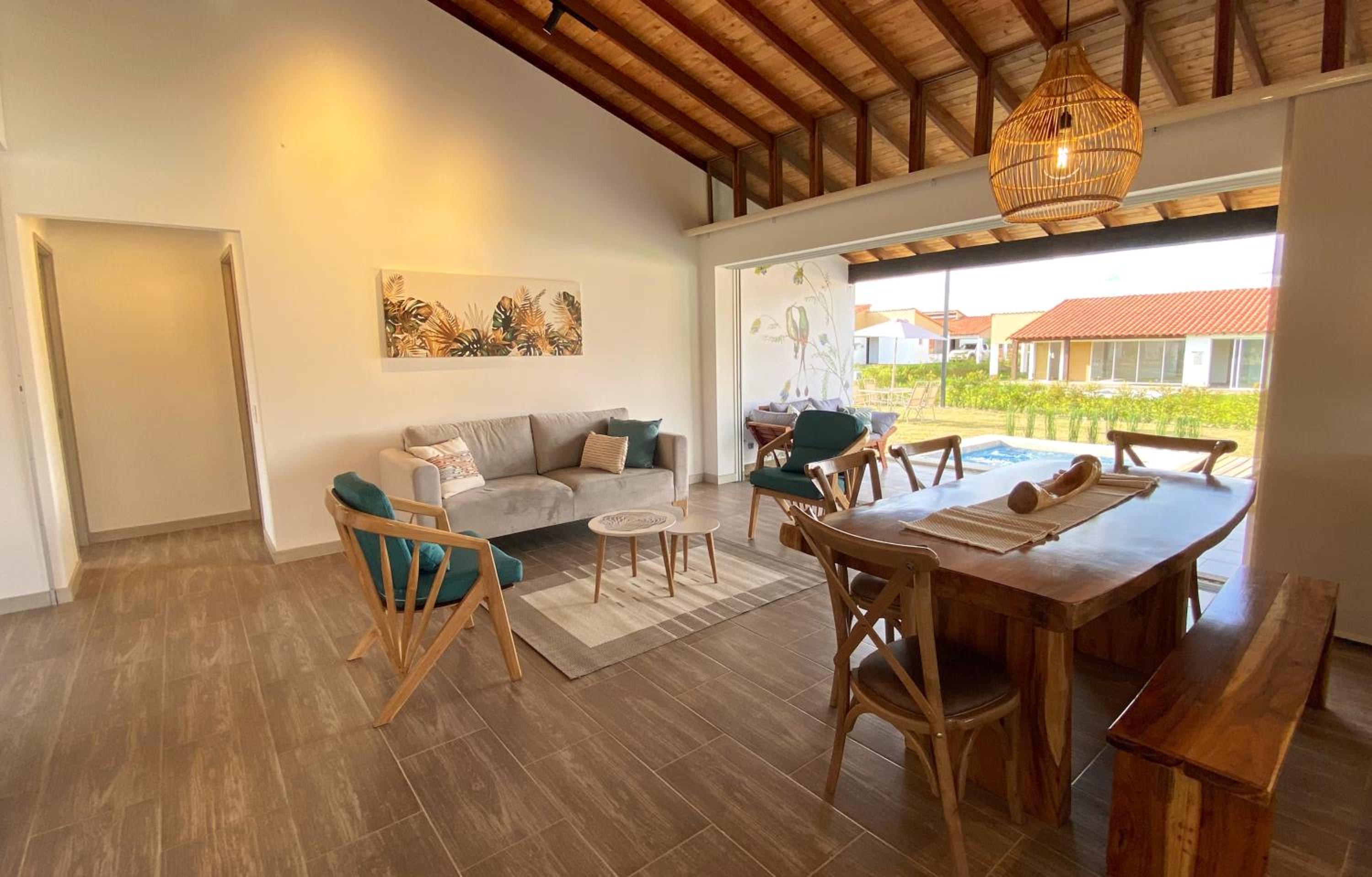 Casa Campestre en zona exclusiva con Jacuzzi, a 10 min del aeropuerto, 20 min parque del café, WiFi, parqueadero privado, vigilancia 24 hrs y amplias zonas
