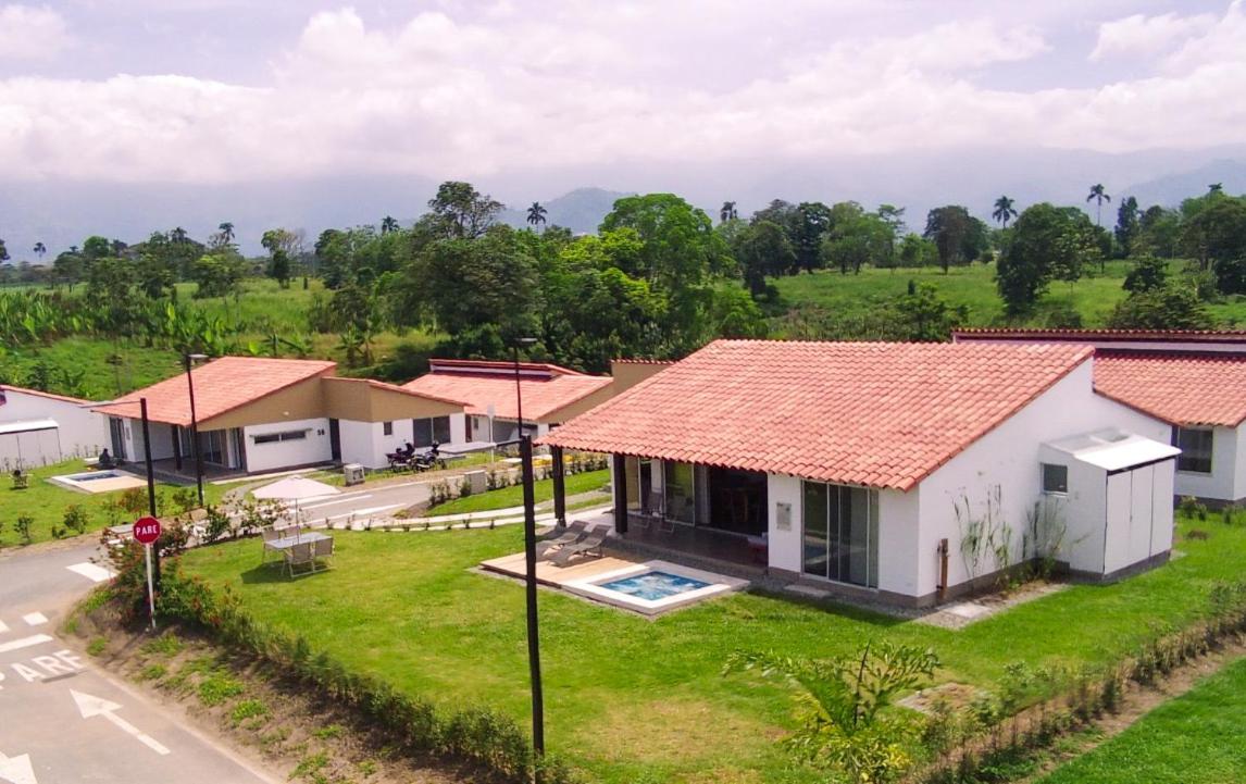 Casa Campestre en zona exclusiva con Jacuzzi, a 10 min del aeropuerto, 20 min parque del café, WiFi, parqueadero privado, vigilancia 24 hrs y amplias zonas