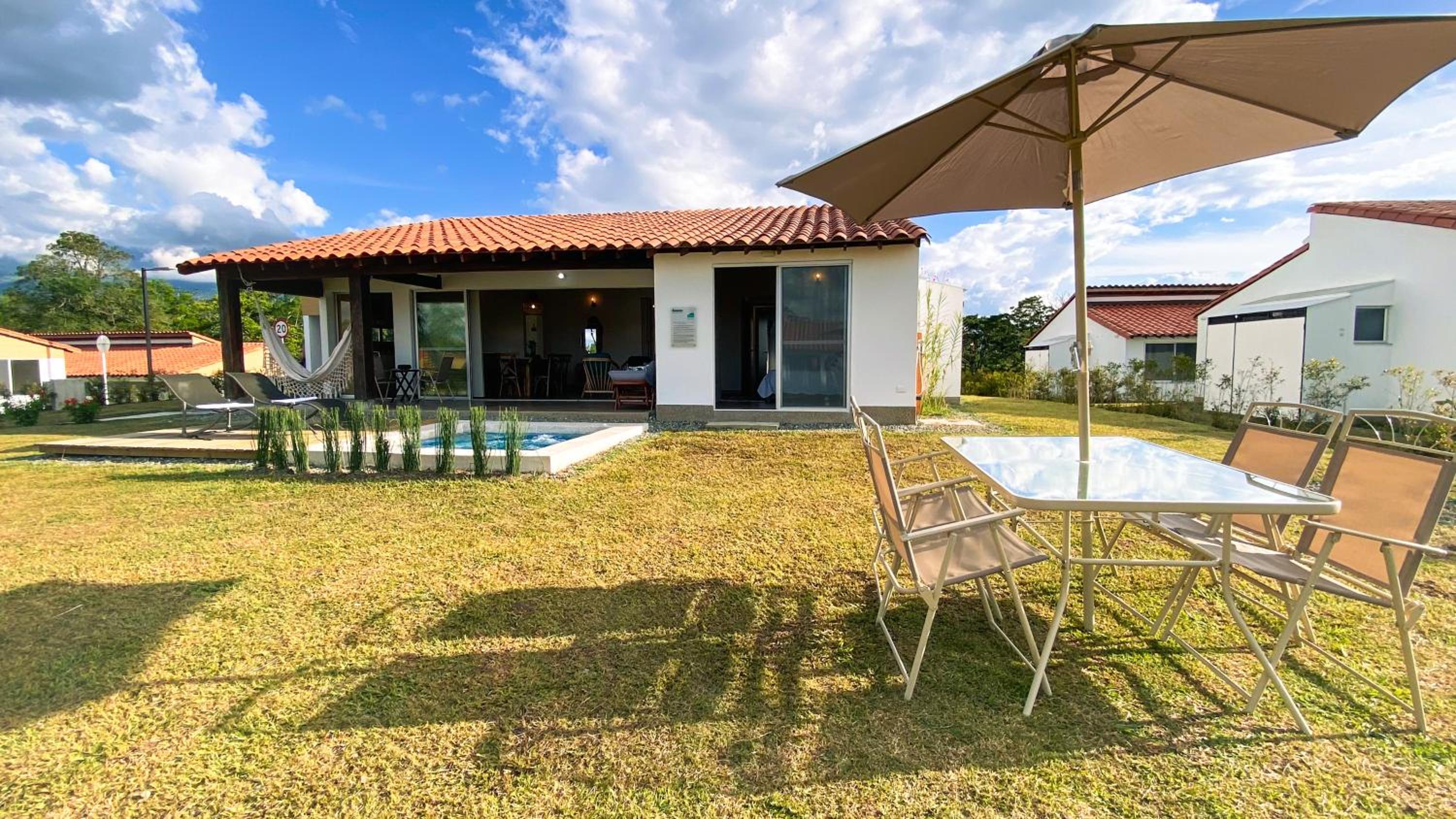 Casa Campestre en zona exclusiva con Jacuzzi, a 10 min del aeropuerto, 20 min parque del café, WiFi, parqueadero privado, vigilancia 24 hrs y amplias zonas