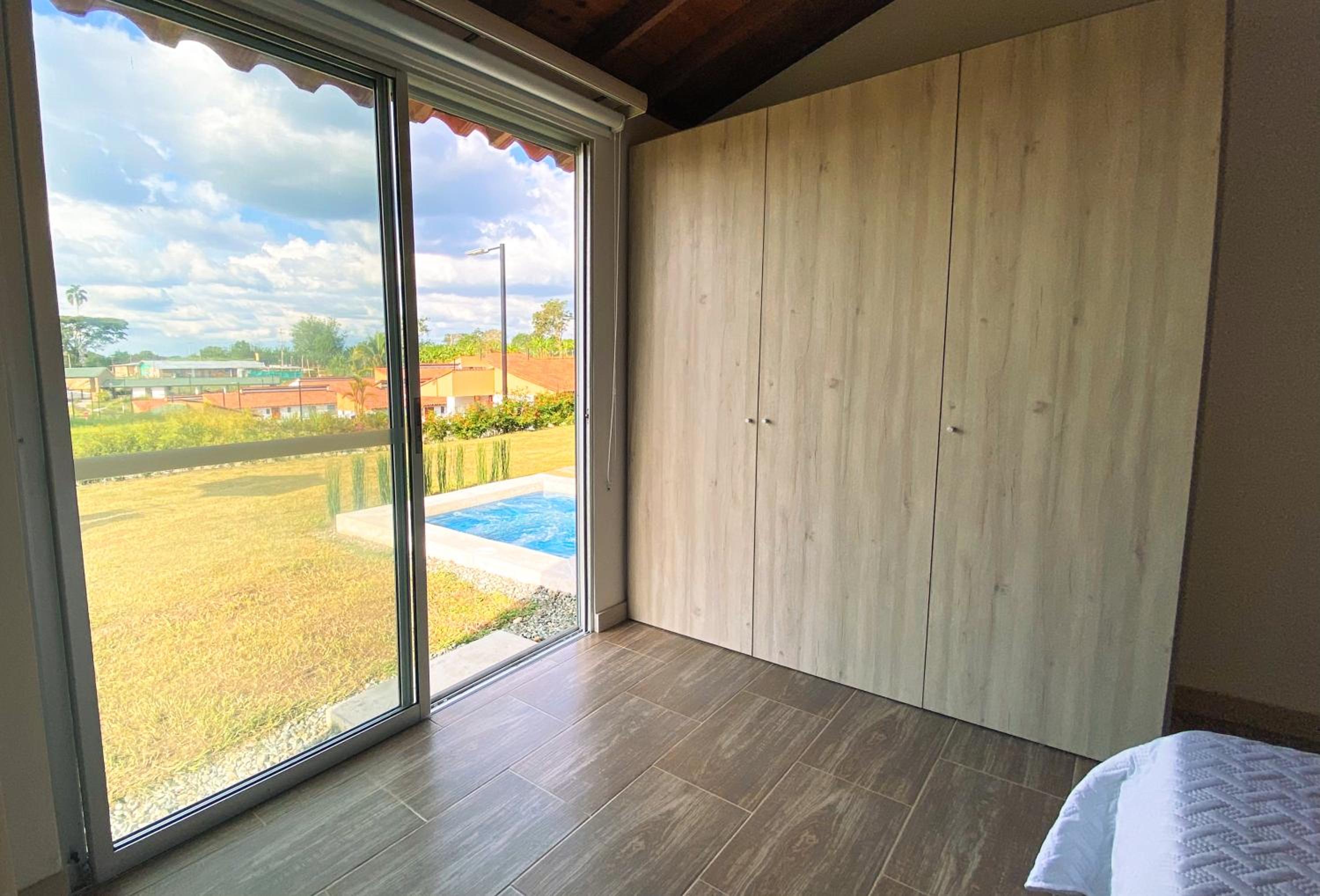 Casa Campestre en zona exclusiva con Jacuzzi, a 10 min del aeropuerto, 20 min parque del café, WiFi, parqueadero privado, vigilancia 24 hrs y amplias zonas