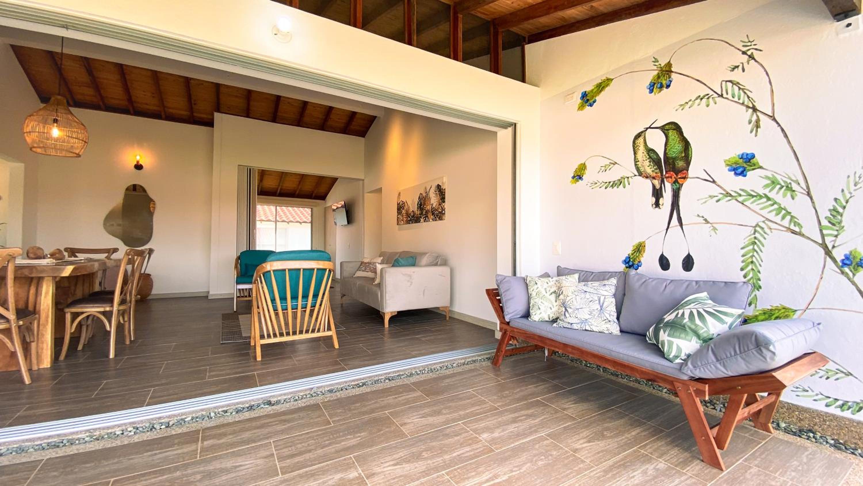 Casa Campestre en zona exclusiva con Jacuzzi, a 10 min del aeropuerto, 20 min parque del café, WiFi, parqueadero privado, vigilancia 24 hrs y amplias zonas
