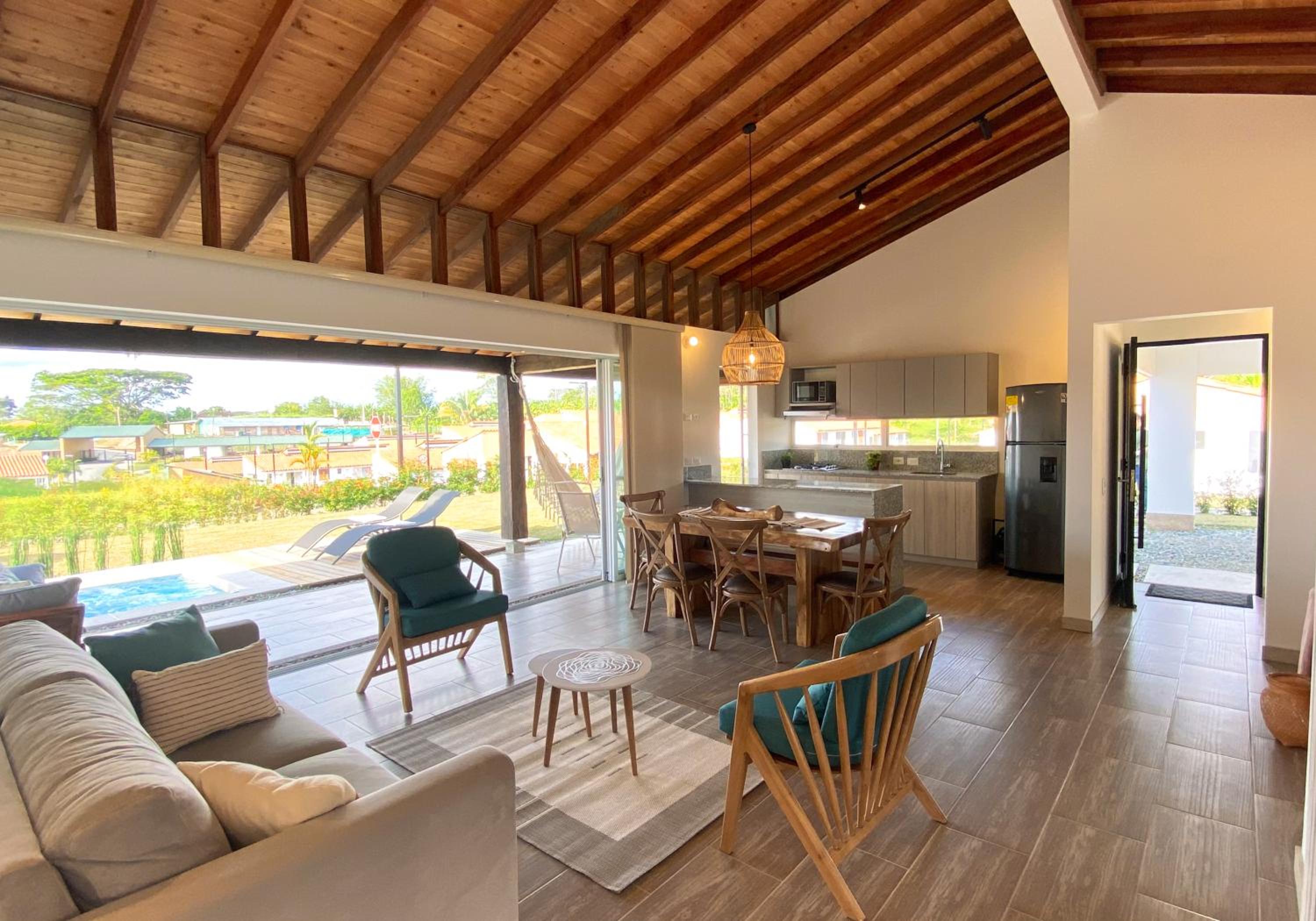 Casa Campestre en zona exclusiva con Jacuzzi, a 10 min del aeropuerto, 20 min parque del café, WiFi, parqueadero privado, vigilancia 24 hrs y amplias zonas