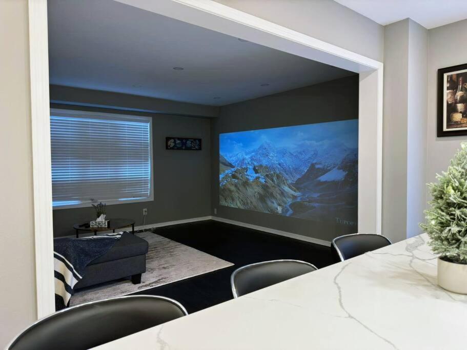 Spacious + Minimalistic Home in Whitby