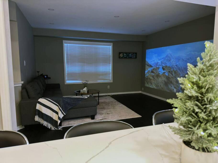 Spacious + Minimalistic Home in Whitby