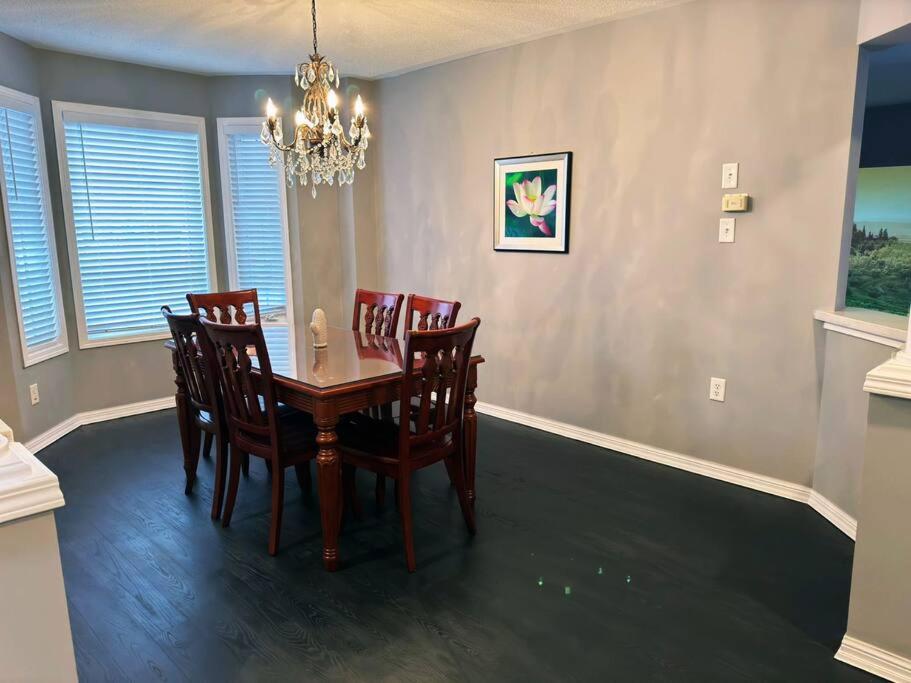 Spacious + Minimalistic Home in Whitby