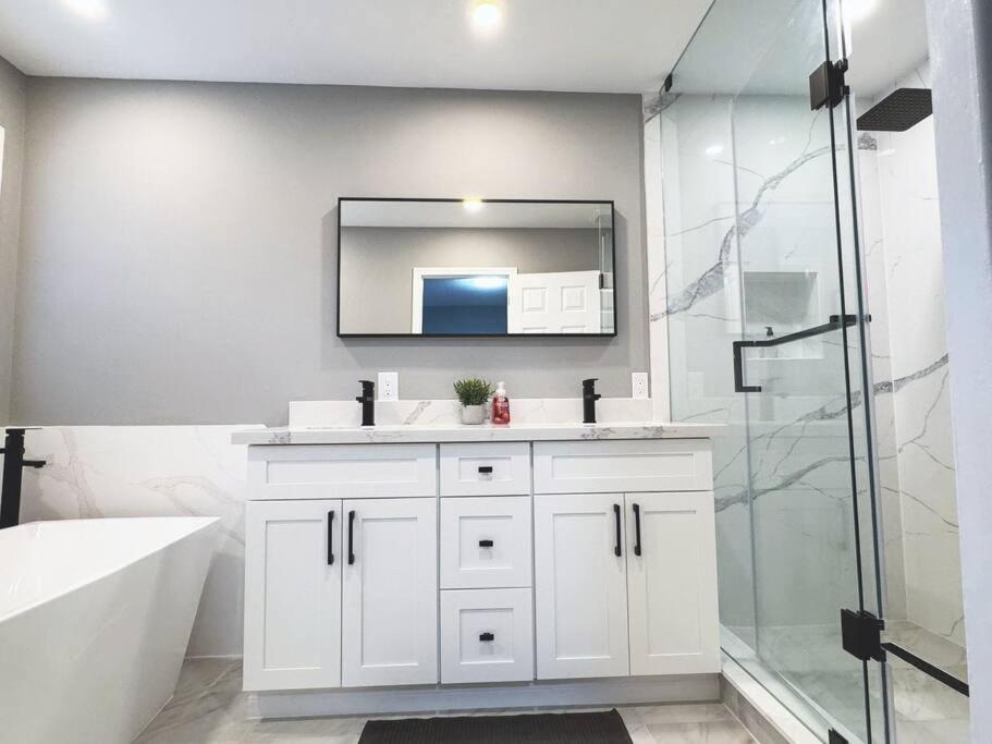 Spacious + Minimalistic Home in Whitby