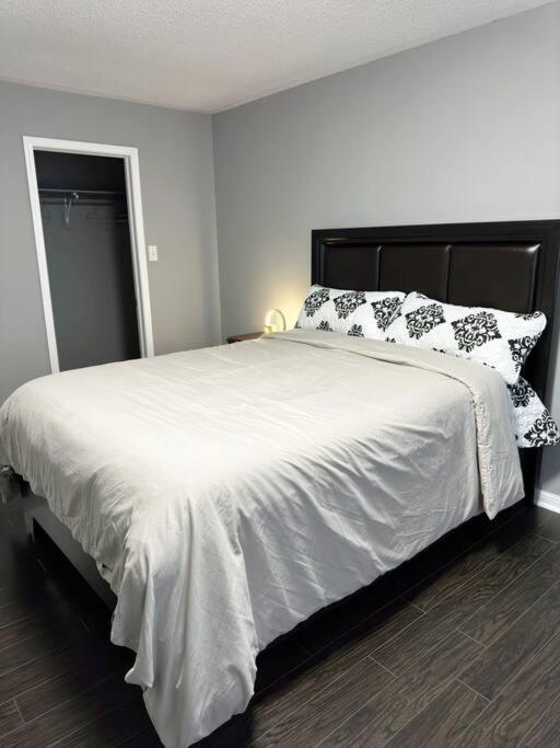 Spacious + Minimalistic Home in Whitby