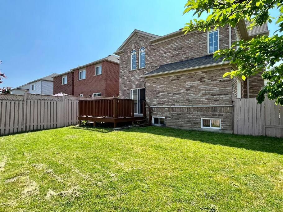 Spacious + Minimalistic Home in Whitby
