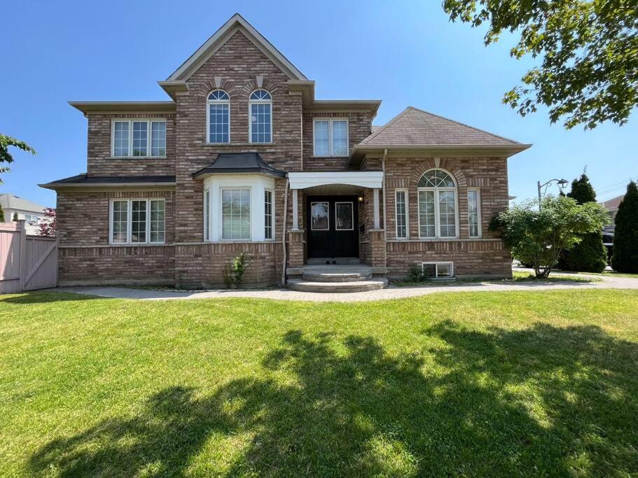 Spacious + Minimalistic Home in Whitby