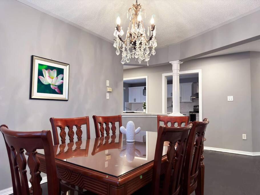 Spacious + Minimalistic Home in Whitby