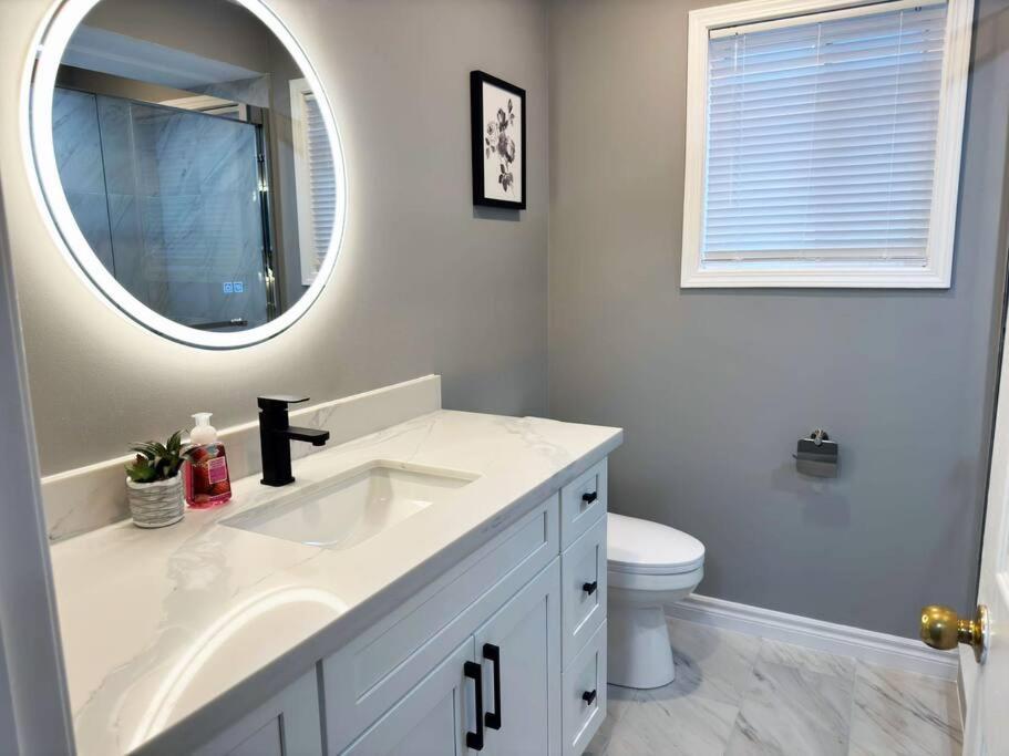 Spacious + Minimalistic Home in Whitby