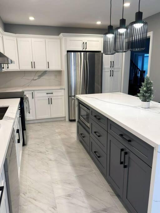 Spacious + Minimalistic Home in Whitby