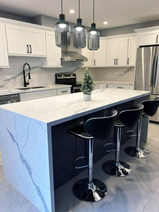 Spacious + Minimalistic Home in Whitby