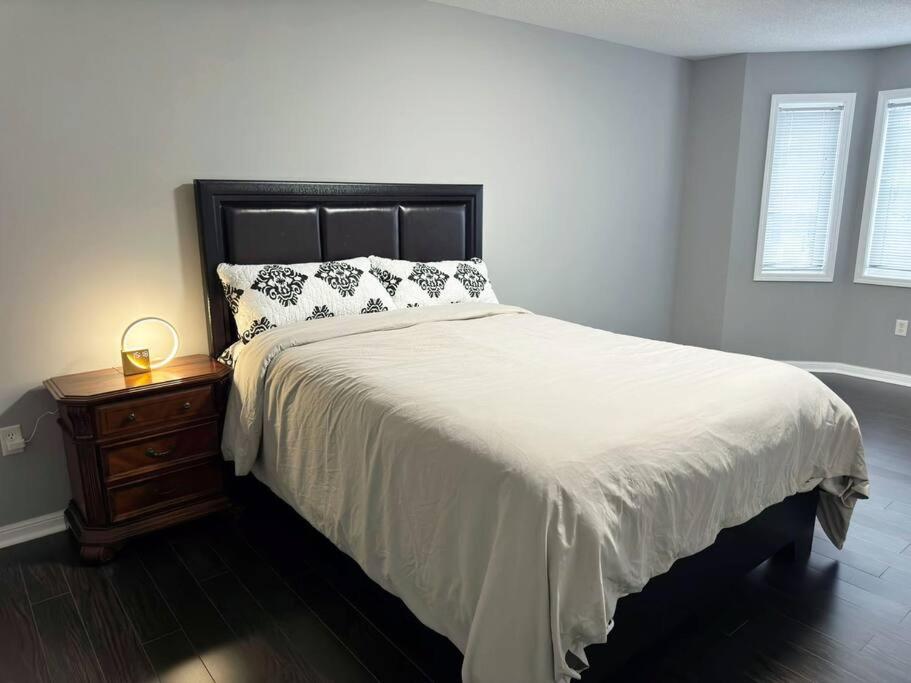Spacious + Minimalistic Home in Whitby