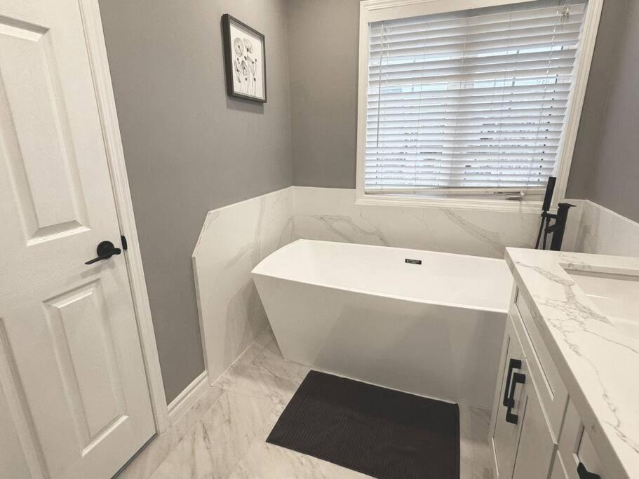 Spacious + Minimalistic Home in Whitby