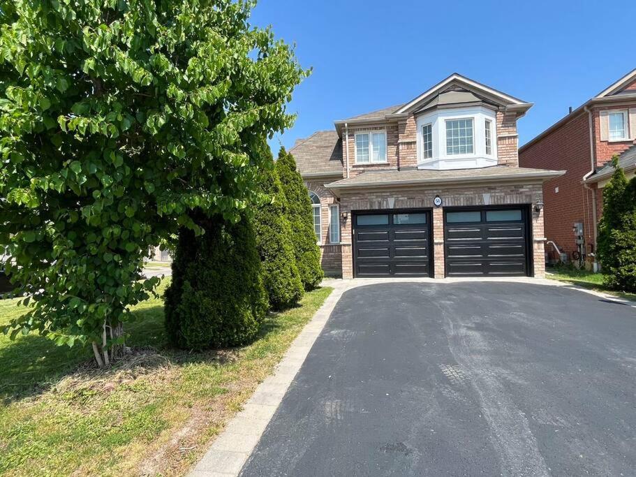 Spacious + Minimalistic Home in Whitby