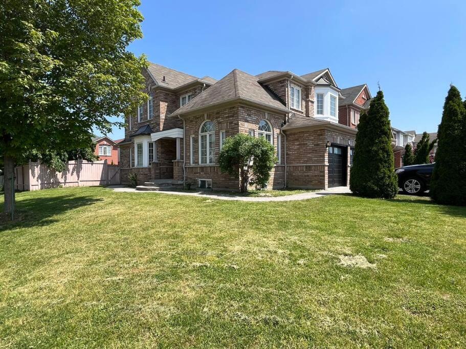 Spacious + Minimalistic Home in Whitby