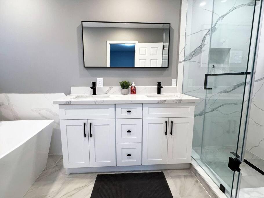 Spacious + Minimalistic Home in Whitby