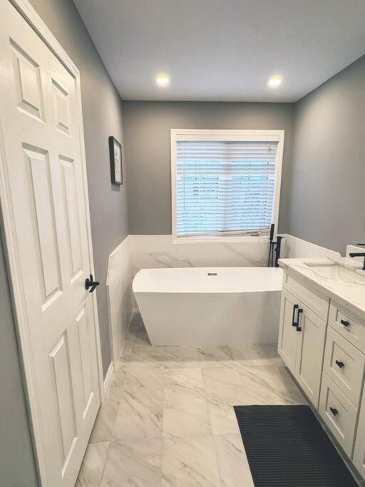 Spacious + Minimalistic Home in Whitby