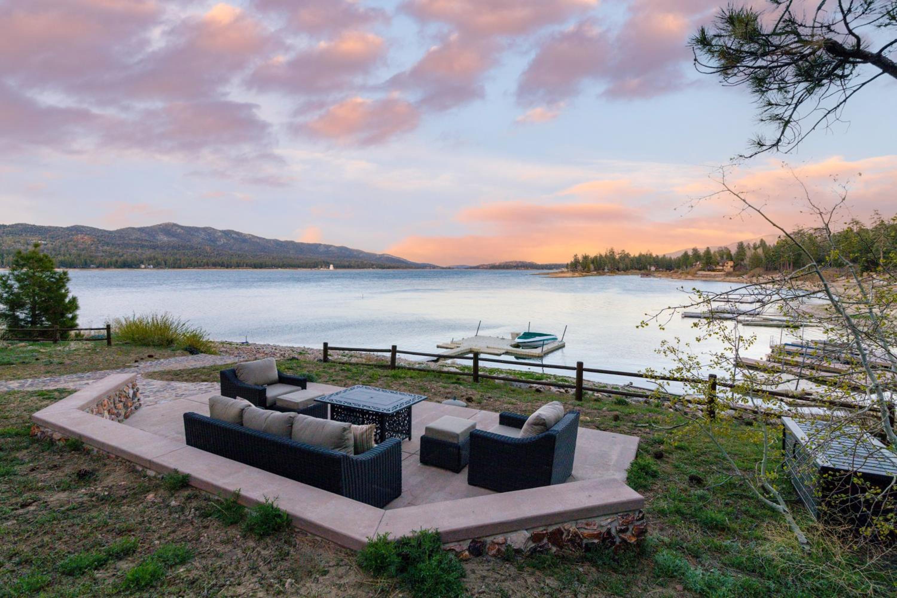 Shoreline Lakehouse by AvantStay Majestic Lakefront Cabin w Hot Tub Fire Pit