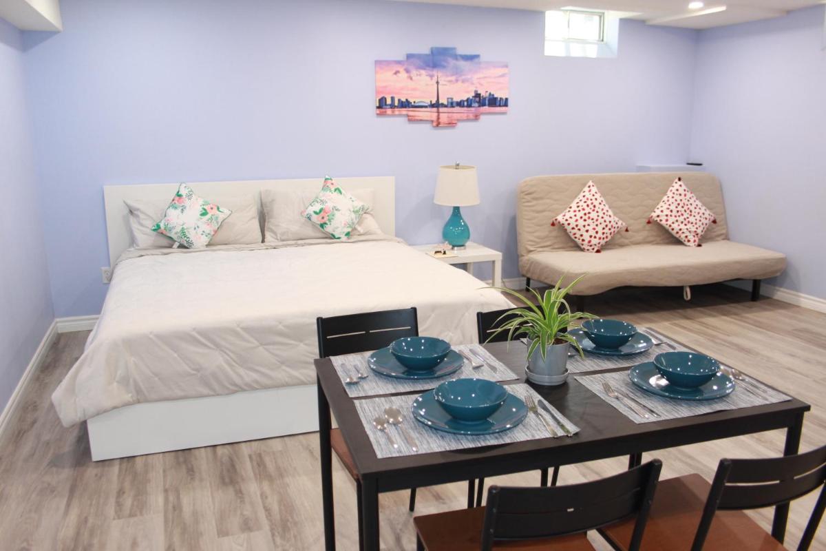 Deluxe King Size Ensuite bed room near the airport