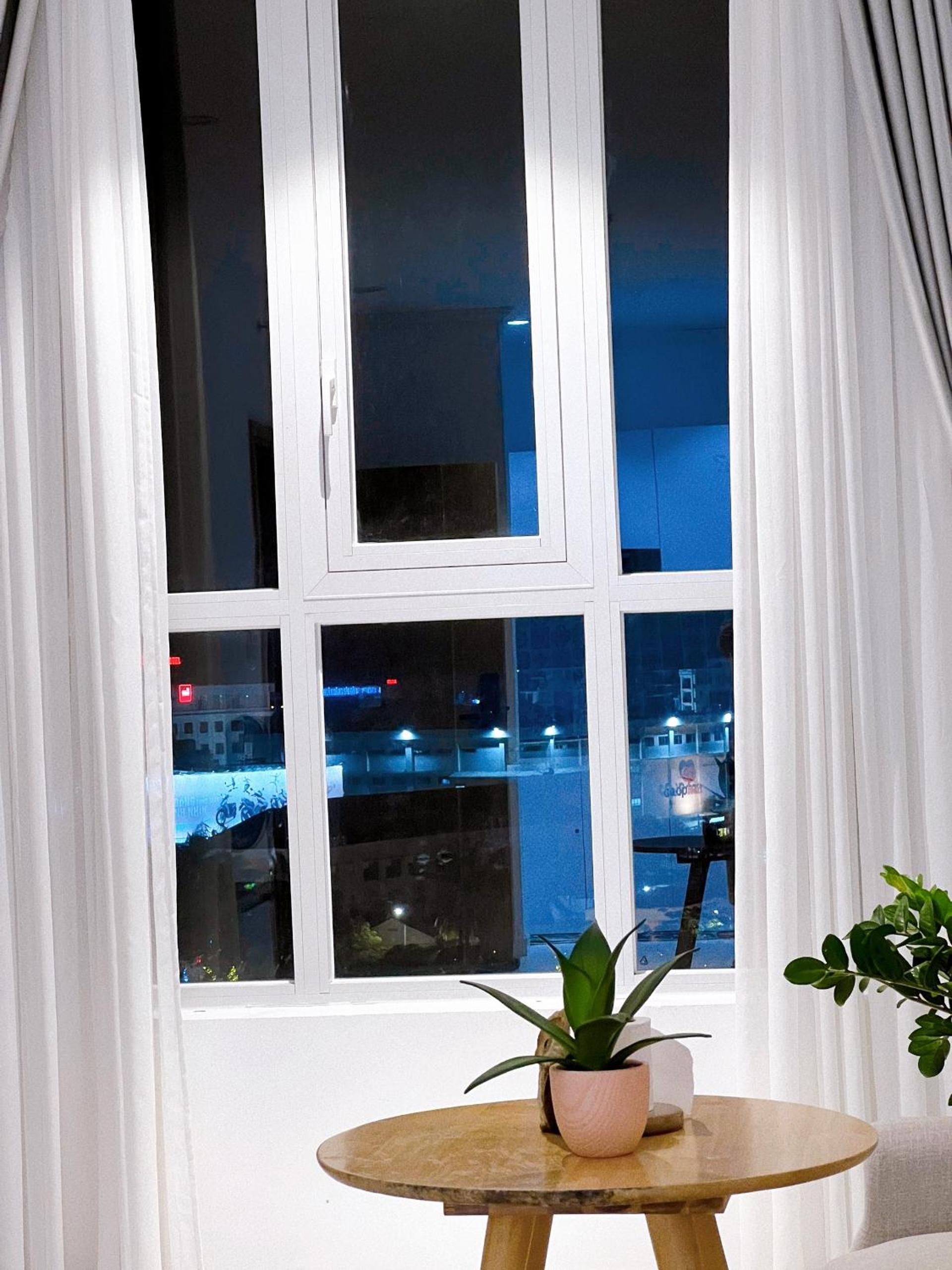 Lá Homestay - Marina Plaza Balcony Apartment with City or River View