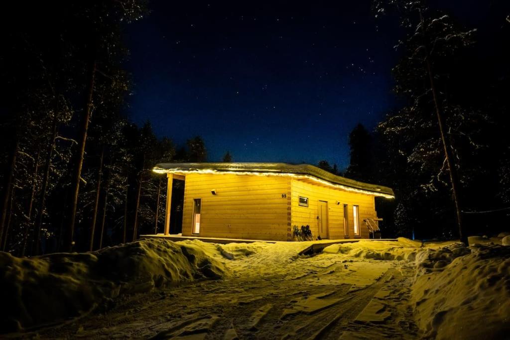 Uusi hirsimökki 7 henkilölle