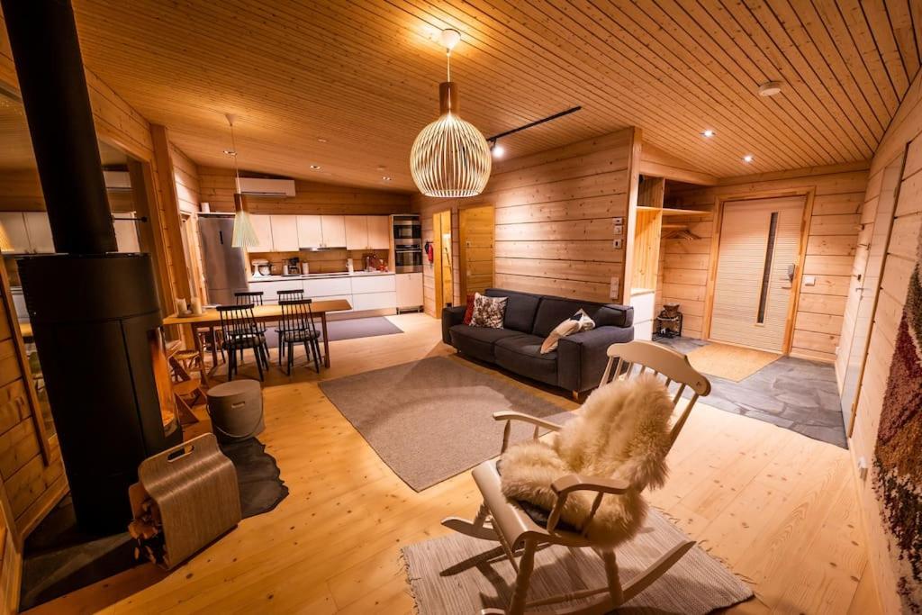 Uusi hirsimökki 7 henkilölle